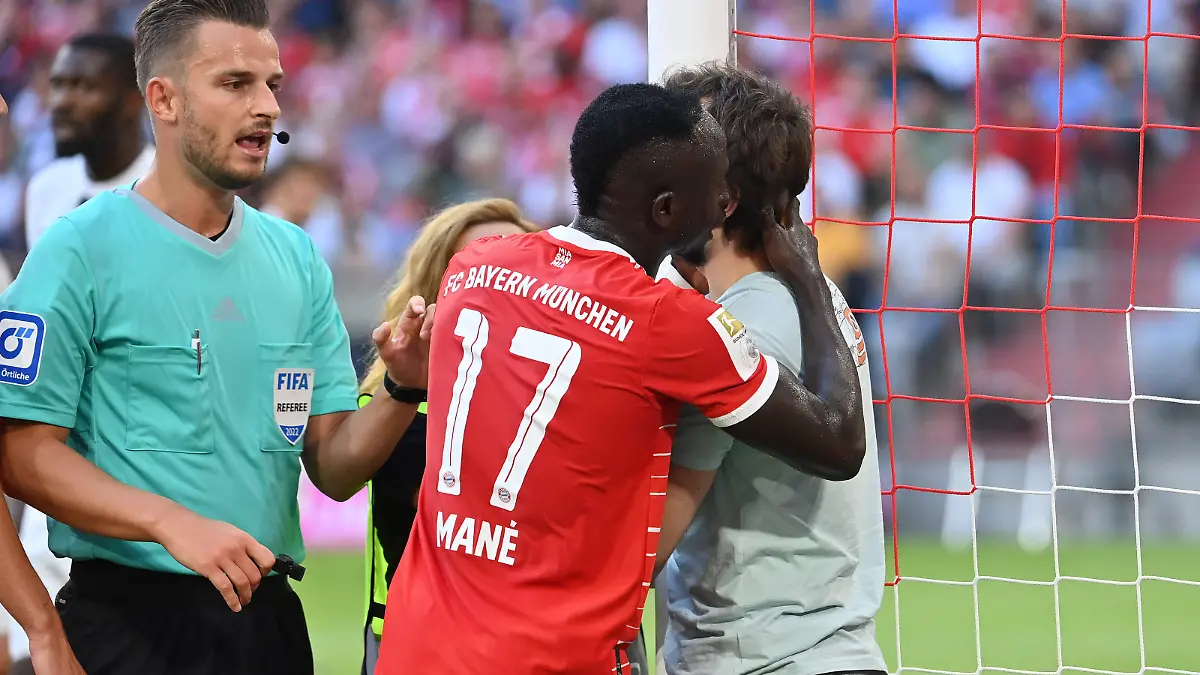 Sadio MANE (Bayern Muenchen) wendet sich an einen Stoerer,Protestler, der sich am Torpfosten fixiert hat-lI:Schiedsrichter Daniel SCHLAGER Fussball 1. Bundesliga Saison 2022/2023, 4.Spieltag, Spieltag04, FC Bayern Muenchen - Borussia Moenchengladbach am 27.08.2022, A L L I A N Z A R E N A. ?