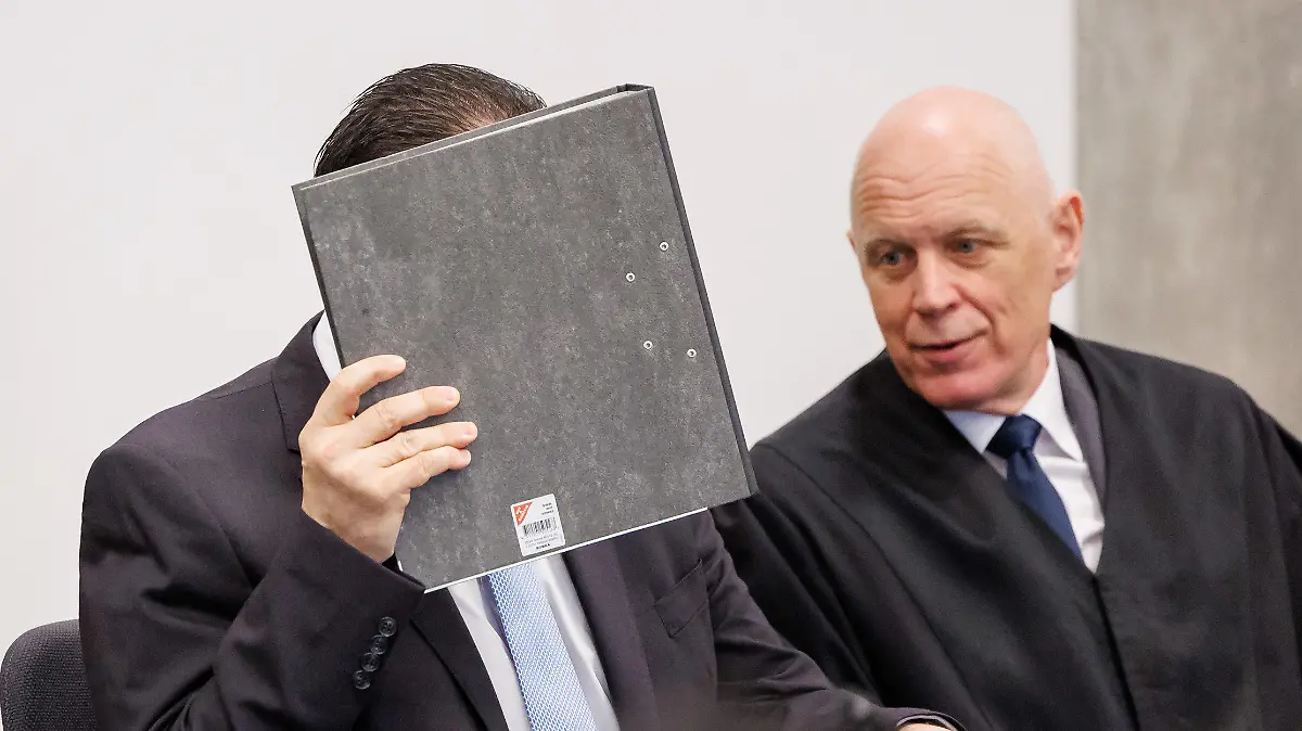 09.04.2024, Bayern, Nürnberg: Ein wegen Mordes angeklagter Mann (M) unterhält sich zu Prozessbeginn im Sitzungssaal im Landgericht Nürnberg-Fürth mit seinem Anwalt. Im Dezember 2022 verschwindet eine hochschwangere Frau aus Nürnberg spurlos. Obwohl ihre Leiche bis heute nicht gefunden wurde, gehen Ermittler davon aus, dass die 39-Jährige von ihrem früheren Lebensgefährten und dessen Geschäftspartner verschleppt und getötet wurde. Die Anklage gegen die beiden 50 und 48 Jahre alten Beschuldigten lautet auf Mord und Geiselnahme. Foto: Daniel Karmann/dpa +++ dpa-Bildfunk +++