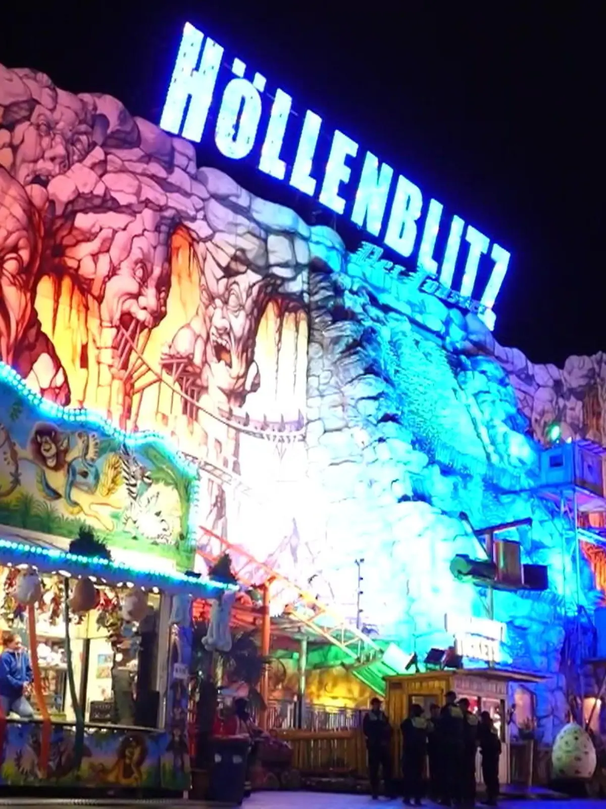 Auf rund sechs Metern Höhe bleibt der „Höllenblitz“ am Montagabend (15. April) stecken. Über eine Stunde versucht die Feuerwehr die Menschen aus dem Fahrgeschäft auf dem Hamburger Dom zu befreien.