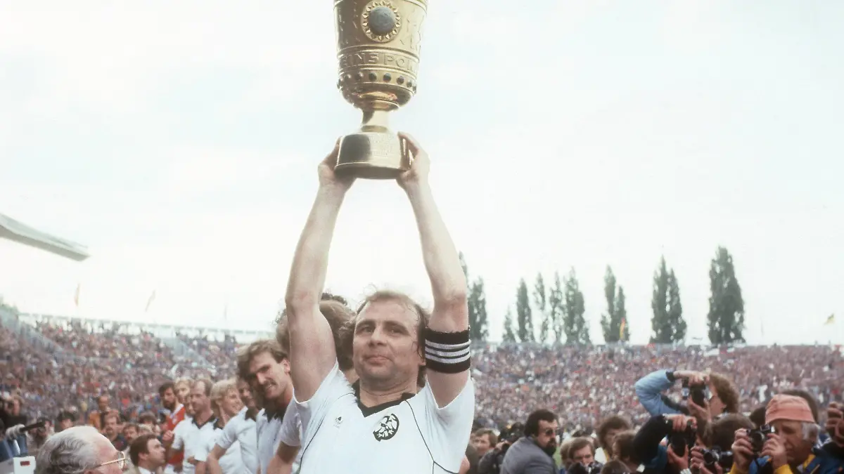  Eintracht Frankfurt gewinnt den DFB-Pokal: Bernd Hölzenbein mit der Trophäe