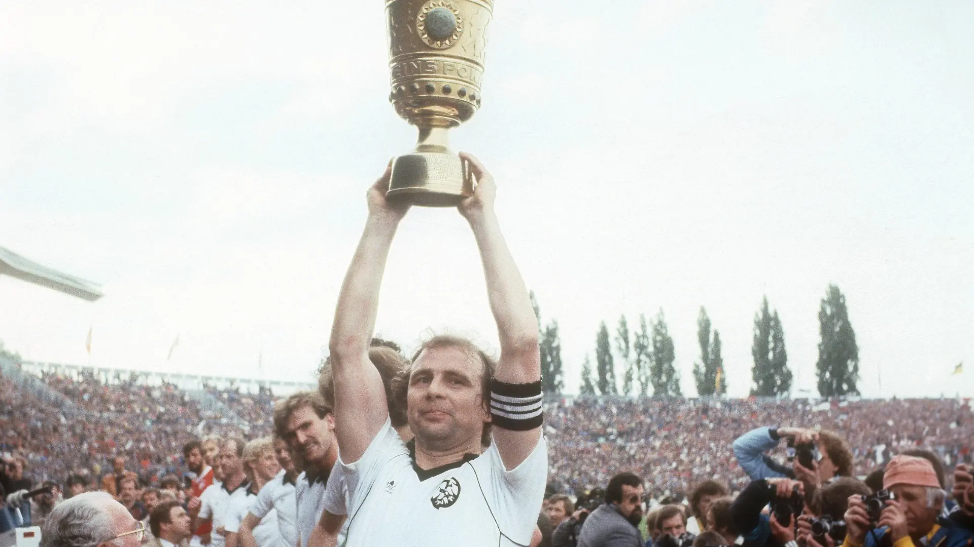 Eintracht Frankfurt gewinnt den DFB-Pokal: Bernd Hölzenbein mit der Trophäe