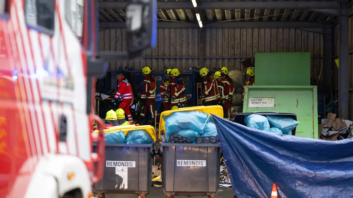 Am Dienstag (16.04.2024) ereignete sich ein schwerer Arbeitsunfall in Eisfeld (Lkr. Hildburghausen). In einem Edeka geriet ein Mann in eine Papierpresse, in welche er schwer eingeklemmt worden ist. Er sei selbst in die Presse gestiegen. Es war nicht leicht den Mann zu befreien, da die Presse komplett mit Pappkartons gefüllt war. Die Feuerwehr Eisfeld konnte den Mann letztendlich nach 45 Minuten zu befreien. Anschließend wurde der Mann schwerverletzt ins Krankenhaus gebracht. Foto: NEWS5 / Ittig Weitere Informationen... https://www.news5.de/news/news/read/31100