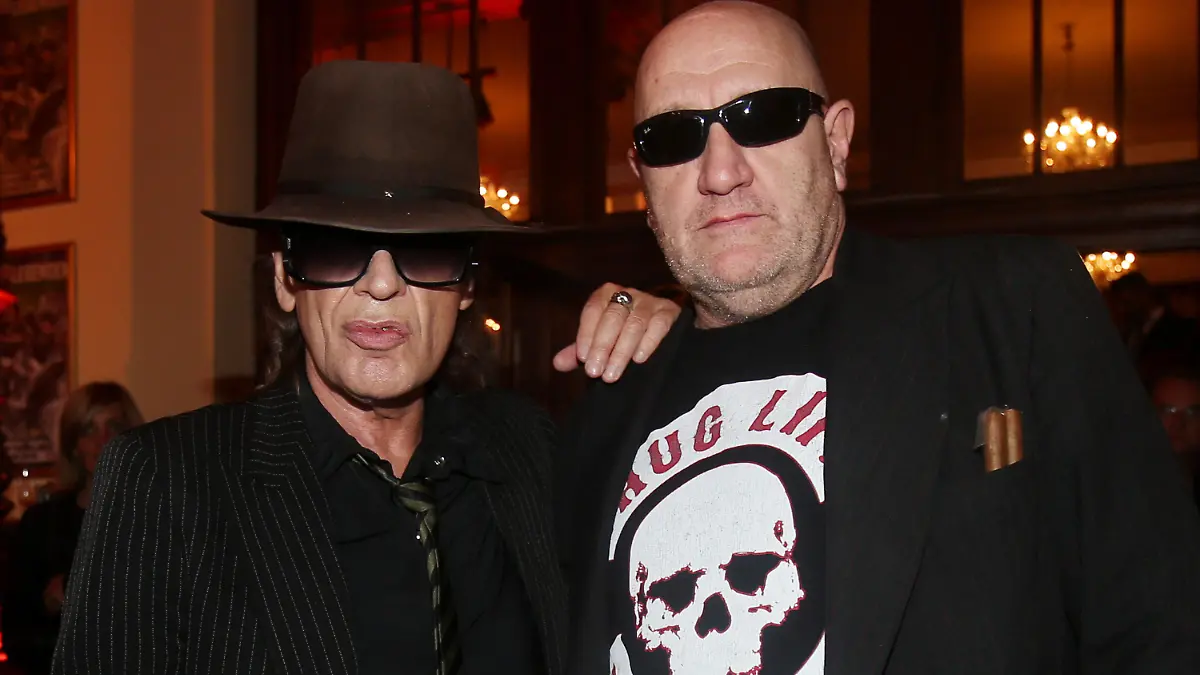 ARCHIV - Der Sänger Udo Lindenberg (l-r) und sein Leibwächter Eddy Kante posieren am 09.09.2012 in Hamburg bei der «Nacht der Legenden» im Schmidts Tivoli in Hamburg. Foto: Malte Christians/dpa (zu dpa «Lindenbergs Ex-Leibwächter: Bruch mit Udo ist «große Wunde» vom 31.08.2014) +++(c) dpa - Bildfunk+++