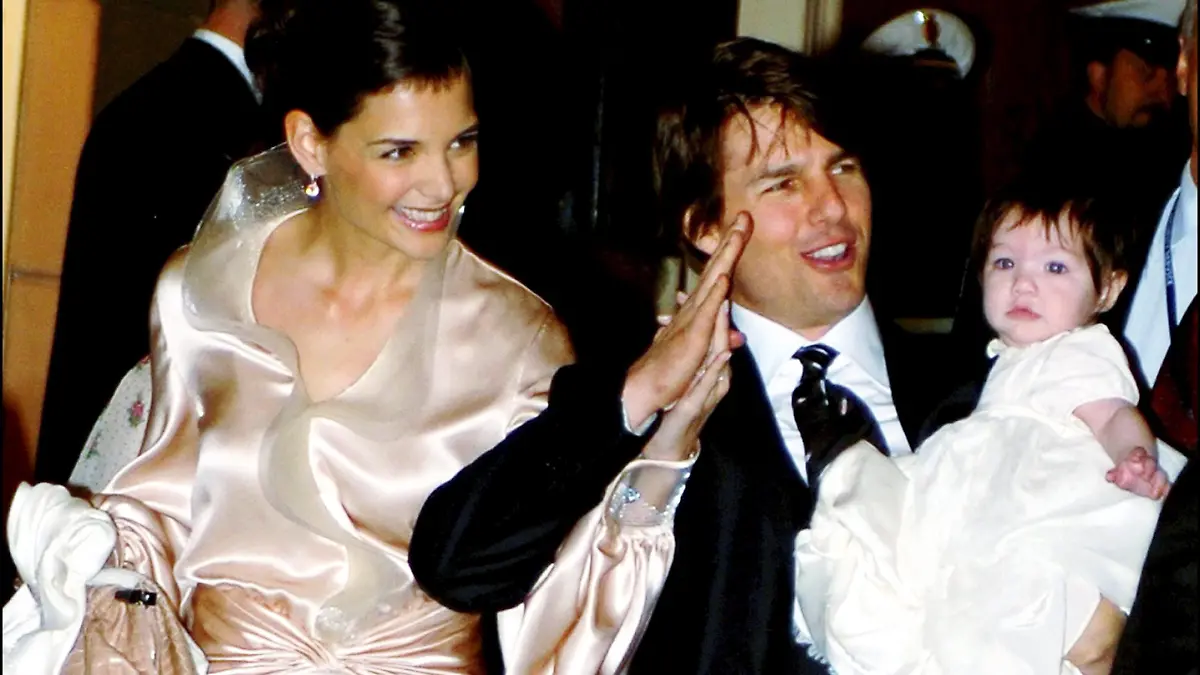 ITALY - NOVEMBER 16: Tom Cruise and Katie Holmes in Rome for wedding. Cruise and Holmes are expected to marry in the Orsini Odescalchi Castle in the lakeside town of Bracciano just 60 kilometers from the capital on november 18th. Tom Cruise ,Katie Holmes with their daughter Suri arrive at the restaurant 'Nino' near plaza di Spagna, where Tom Cruise, Katie Holmes and their guests had dinner in Rome, Italy on November 16, 2006. (Photo by Eric VANDEVILLE/Gamma-Rapho via Getty Images)