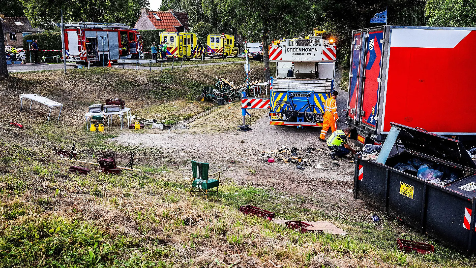 2022-08-27 00:00:00 NEW BEIJERLAND - Rettungsdienste am Unfallort. Mehrere Menschen wurden in Nieuw-Beijerland, Südholland, getötet, als ein Lastwagen vom Deich abfuhr und die Anwesenden eines Nachbarschaftsfestes erfasste. Neben Toten wurden auch mehrere Verletzte ins Krankenhaus gebracht. AP