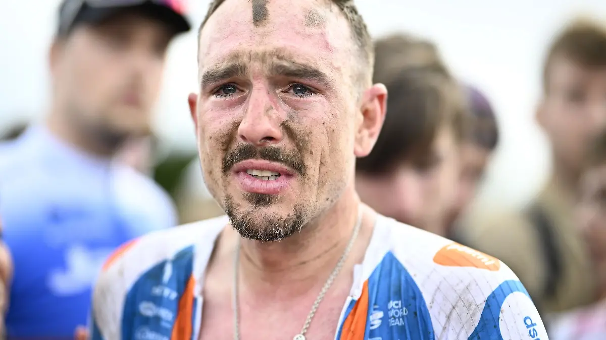 John Degenkolb aus Deutschland vom Team DSM-Firmenich PostNL reagiert nach dem Rennen erschöpft und enttäuscht.
