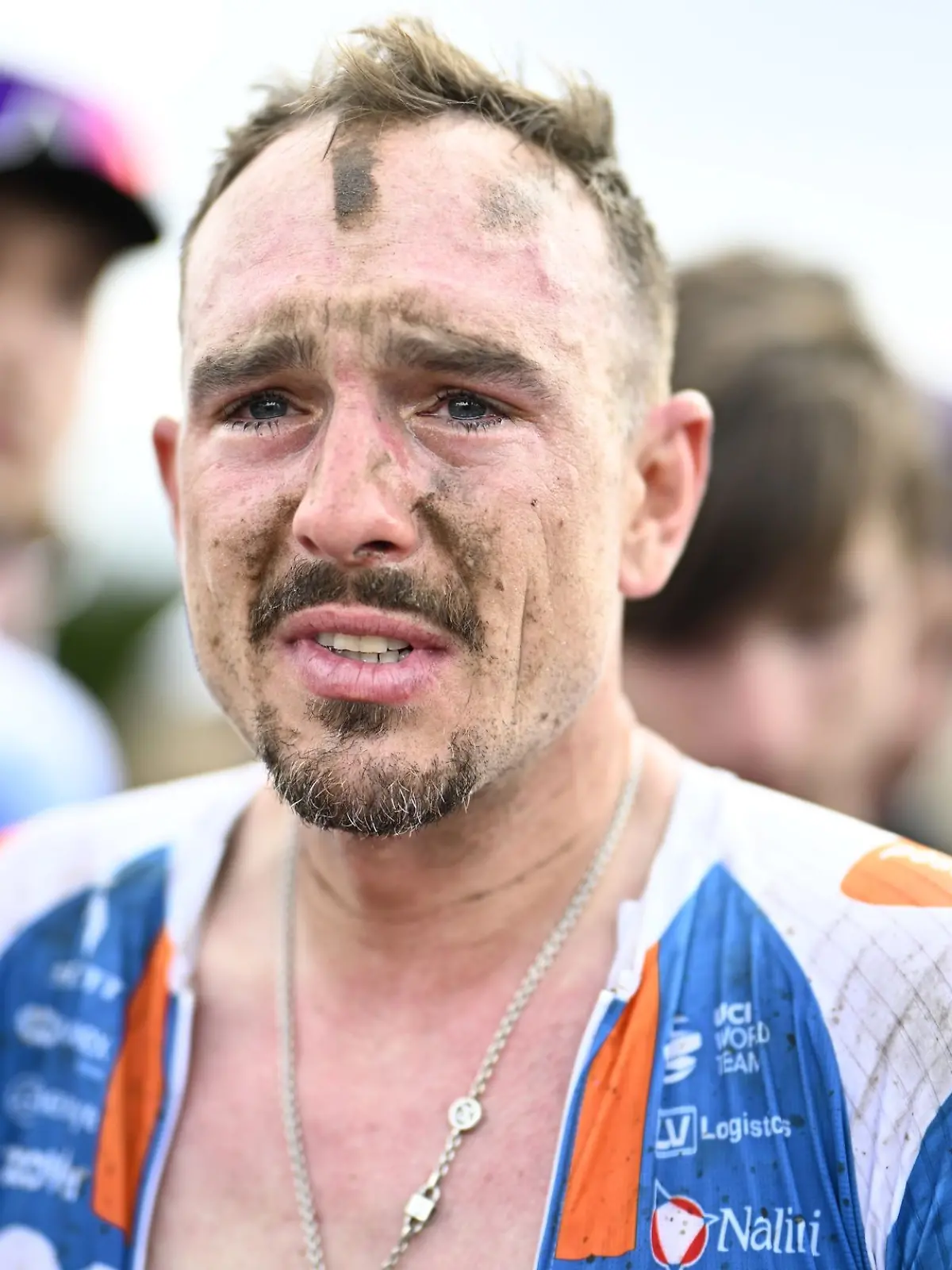John Degenkolb aus Deutschland vom Team DSM-Firmenich PostNL reagiert nach dem Rennen erschöpft und enttäuscht.