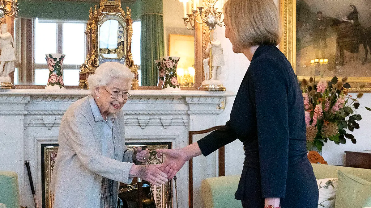 ARCHIV - 06.09.2022, Großbritannien, Balmoral: Die britische Königin Elizabeth II. (l) begrüßt auf Schloss Balmoral Liz Truss, neu gewählte Vorsitzende der Konservativen Partei, die von der Queen formell mit der Regierungsbildung beauftragt wurde. (zu dpa "Die letzten Fotos: Fotografin plauderte mit Queen über das Wetter") Foto: Jane Barlow/Pool PA/dpa +++ dpa-Bildfunk +++