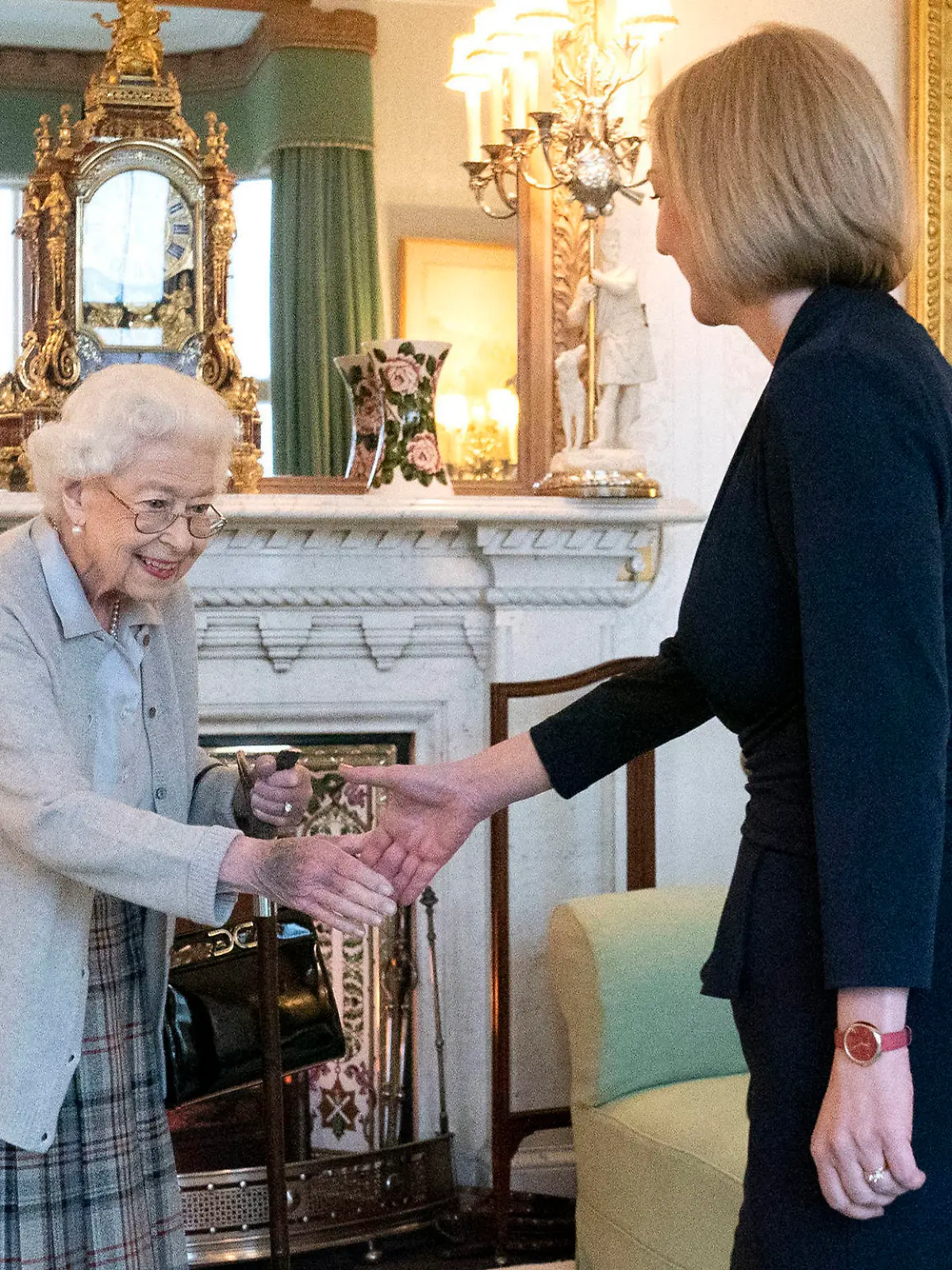 ARCHIV - 06.09.2022, Großbritannien, Balmoral: Die britische Königin Elizabeth II. (l) begrüßt auf Schloss Balmoral Liz Truss, neu gewählte Vorsitzende der Konservativen Partei, die von der Queen formell mit der Regierungsbildung beauftragt wurde. (zu dpa "Die letzten Fotos: Fotografin plauderte mit Queen über das Wetter") Foto: Jane Barlow/Pool PA/dpa +++ dpa-Bildfunk +++