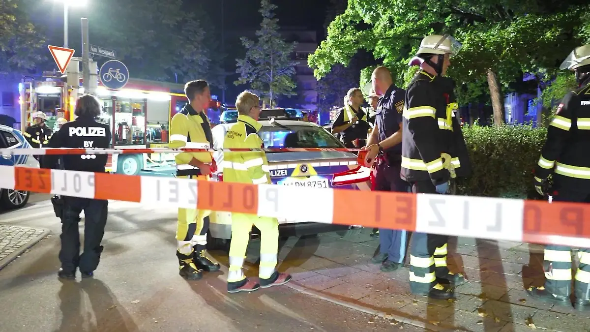 Beamte der Münchner Polizei und Feuerwehr an der Unfallstelle