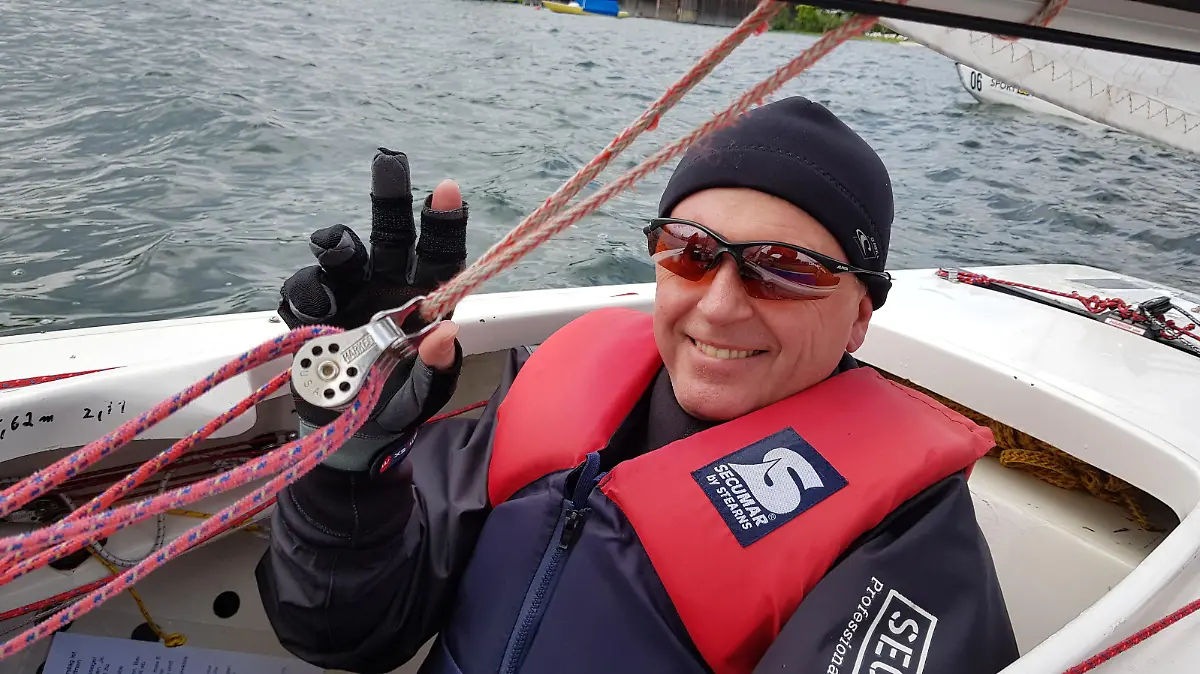 Maik Aberle auf dem Segelboot