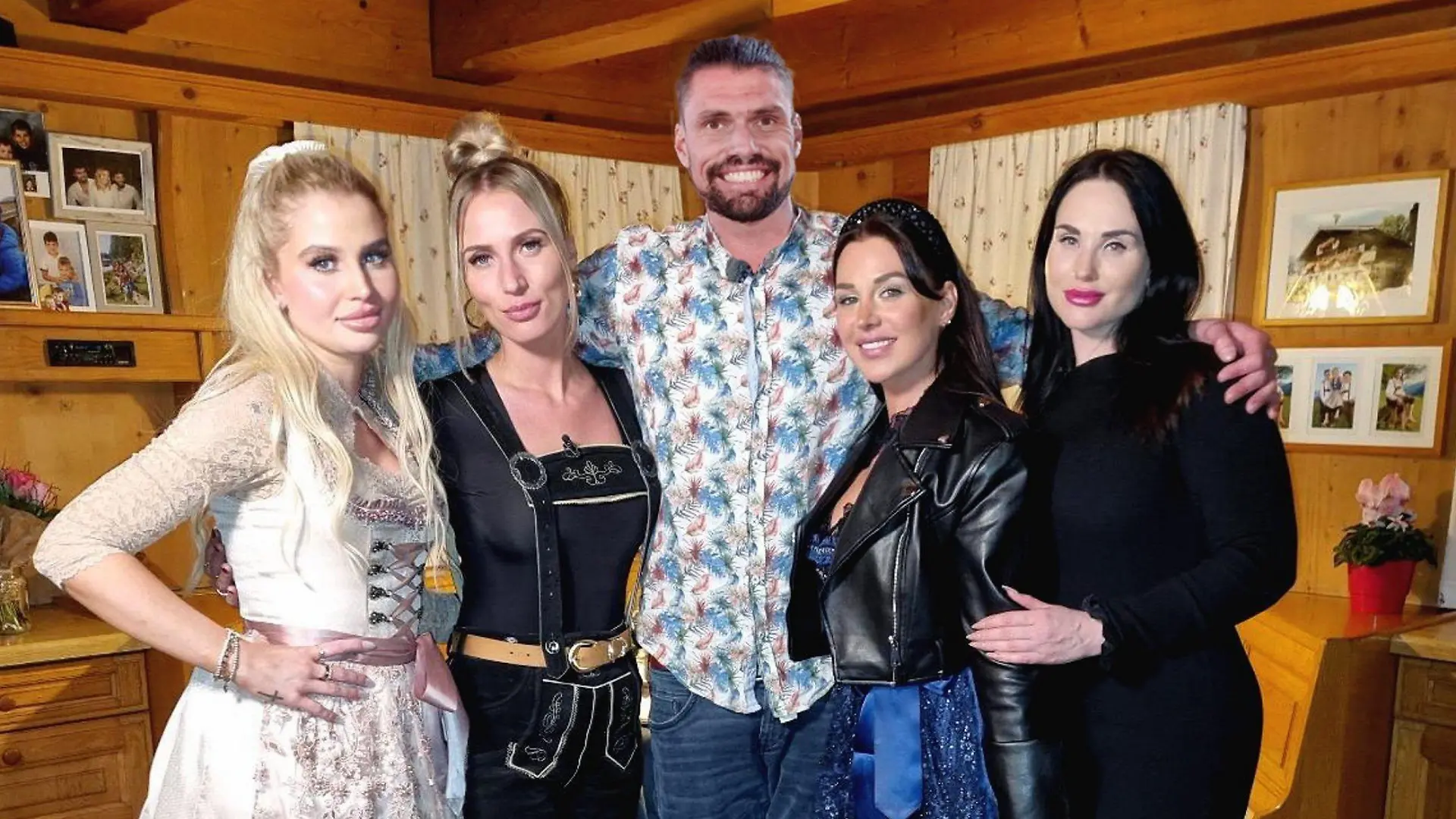 (v.l.) Laura (30) aus Niedersachsen, Lidia (37) aus Niedersachsen, Milchviehhalter Peter (33) aus Österreich, Alisa (26) aus Rheinland-Pfalz, Stephanie (33) aus Sachsen-Anhalt

+++ Die Verwendung des sendungsbezogenen Materials ist nur mit dem Hinweis und Verlinkung auf RTL+ gestattet. +++