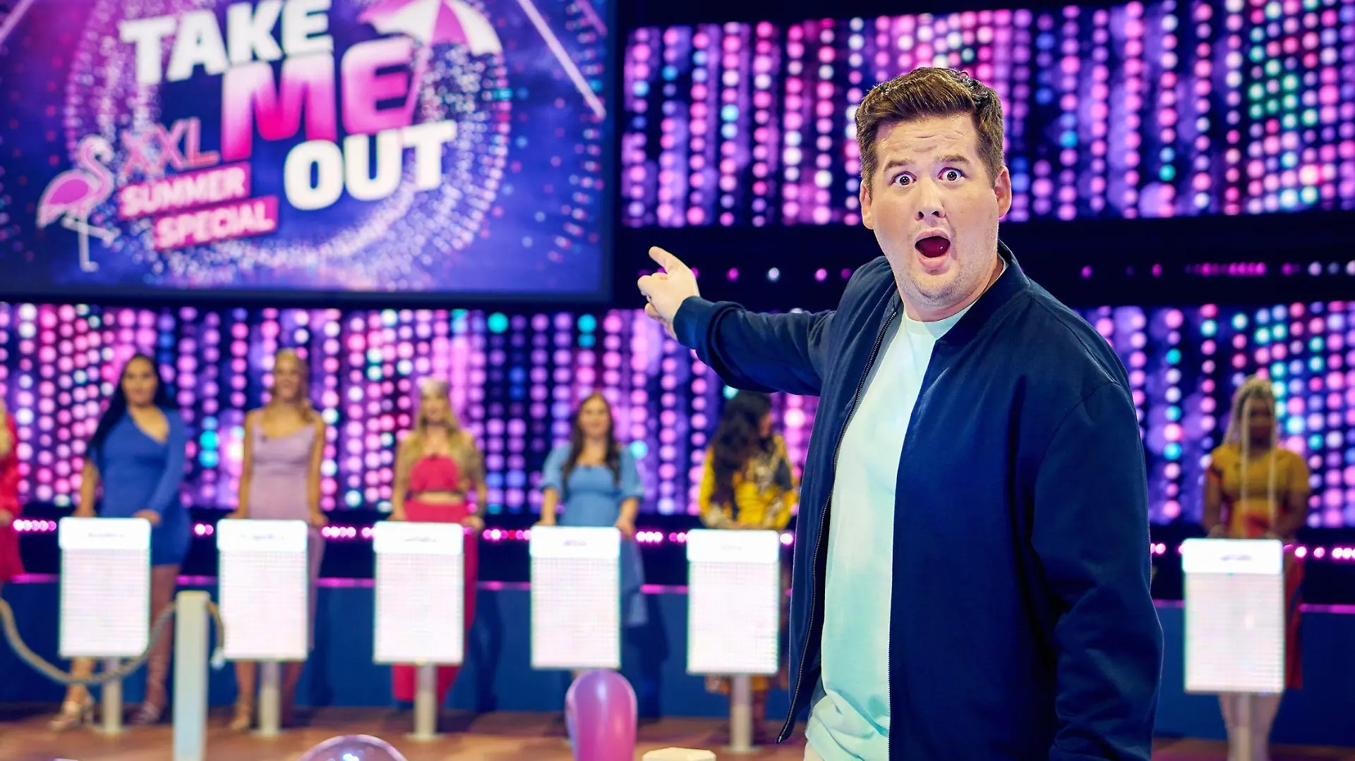 Coronabedingt kann Jan Köppen nicht die Take Me Out XXL-Summer-Specials moderieren. Als Ersatz für Jan springt Chris Tall ein.
+++ Die Verwendung des sendungsbezogenen Materials ist nur mit dem Hinweis und Verlinkung auf RTL+ gestattet. +++
