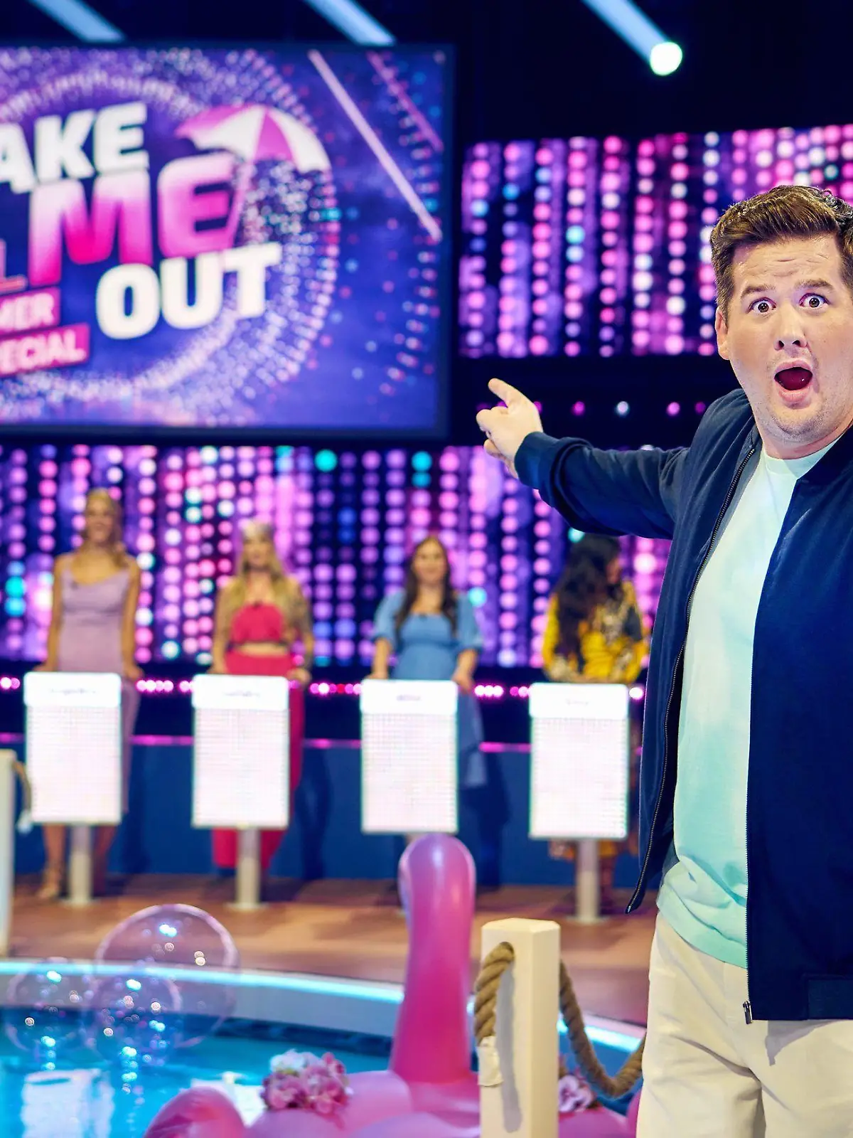 Coronabedingt kann Jan Köppen nicht die Take Me Out XXL-Summer-Specials moderieren. Als Ersatz für Jan springt Chris Tall ein.

+++ Die Verwendung des sendungsbezogenen Materials ist nur mit dem Hinweis und Verlinkung auf RTL+ gestattet. +++