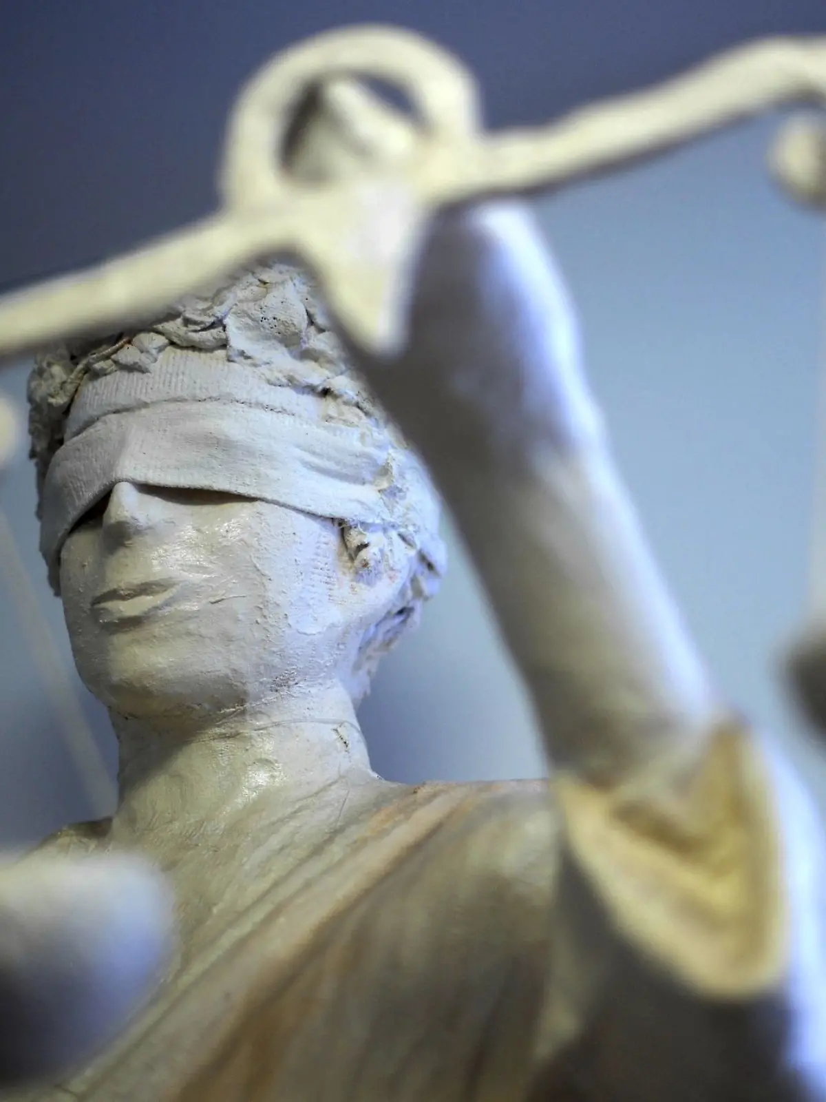 Die Statue Justitia ist in einem Gericht zu sehen.