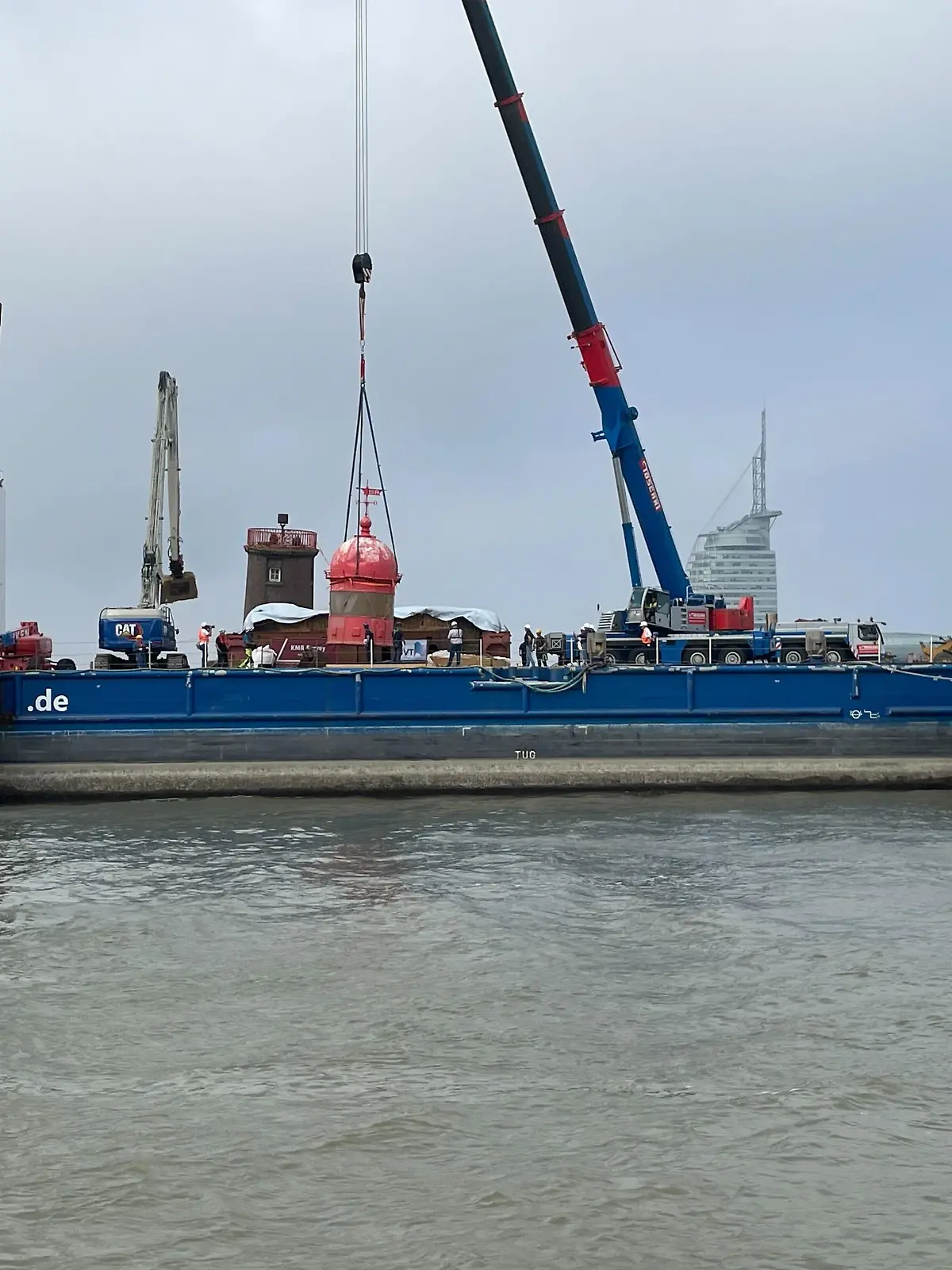 Die rote Haube wurde vom Leuchtturm getrennt.
