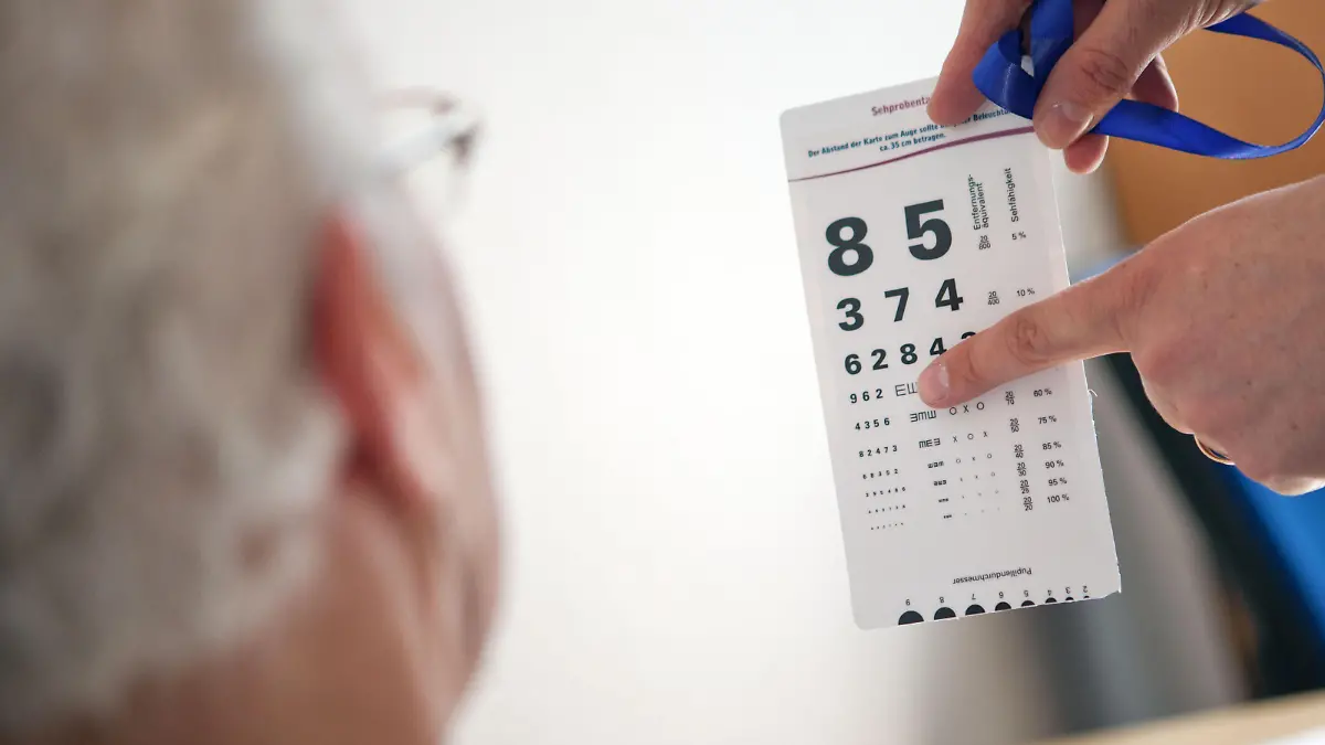 Eine Seniorin schaut am 30.03.2015 in Bielefeld auf eine Karte mit unterschiedlich großen Zahlen. In einem evangelischen Krankenhaus in Bielefeld haben Ärzte einen speziellen Fahrtauglichkeitstest für Ältere entwickelt. Die Patienten sollen mit den Folgen nicht allein gelassen werden. Foto: Oliver Krato/dpa (zu KORR-Bericht: «Ich fahre einfach gerne Auto!» Fahrtauglichkeitstests für Senioren" am 20.04.2015) ++
