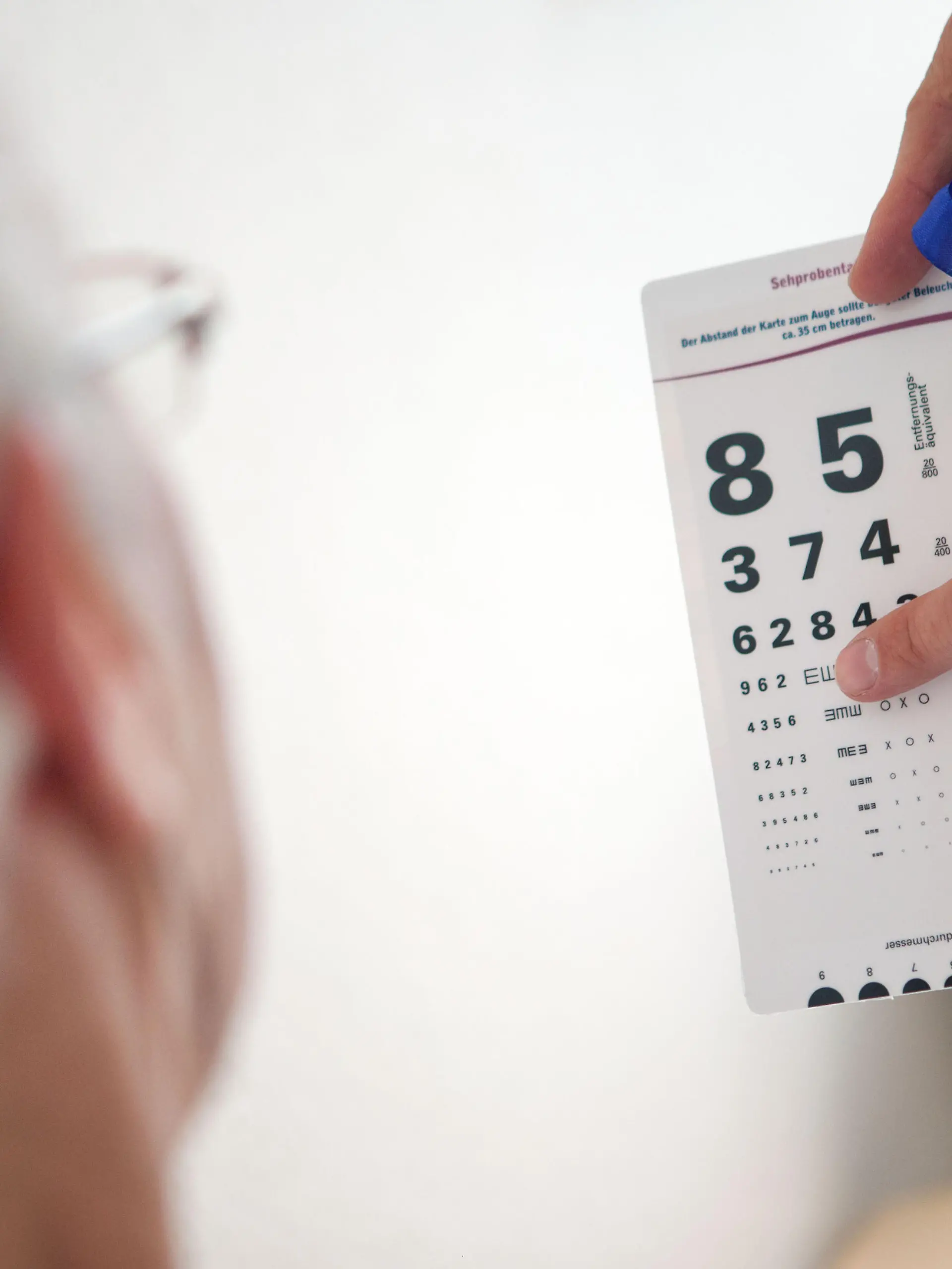 Eine Seniorin schaut am 30.03.2015 in Bielefeld auf eine Karte mit unterschiedlich großen Zahlen. In einem evangelischen Krankenhaus in Bielefeld haben Ärzte einen speziellen Fahrtauglichkeitstest für Ältere entwickelt. Die Patienten sollen mit den Folgen nicht allein gelassen werden. Foto: Oliver Krato/dpa (zu KORR-Bericht: «Ich fahre einfach gerne Auto!» Fahrtauglichkeitstests für Senioren" am 20.04.2015) ++