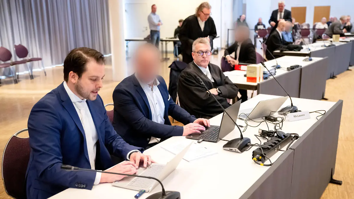 16.04.2024, Niedersachsen, Oldenburg: Die Angeklagten sitzen vor Prozessbeginn in der vom Landgericht Oldenburg genutzten Weser-Ems-Halle. In dem Prozess soll der Skandal um die teure Reparatur des Marine-Segelschulschiffs «Gorch Fock» aufgeklärt werden. Sechs Angeklagte müssen sich in dem Korruptionsverfahren verantworten, darunter zwei Ex-Vorstände der Elsflether Werft. Die Elsflether Werft war unter anderem mit der Instandsetzung der «Gorch Fock» beauftragt worden. Die Kosten waren den Ermittlern zufolge von 9,6 Millionen Euro auf 135 Millionen Euro gestiegen. Foto: Sina Schuldt/dpa - ACHTUNG: Personen wurden aus rechtlichen Gründen gepixelt +++ dpa-Bildfunk +++