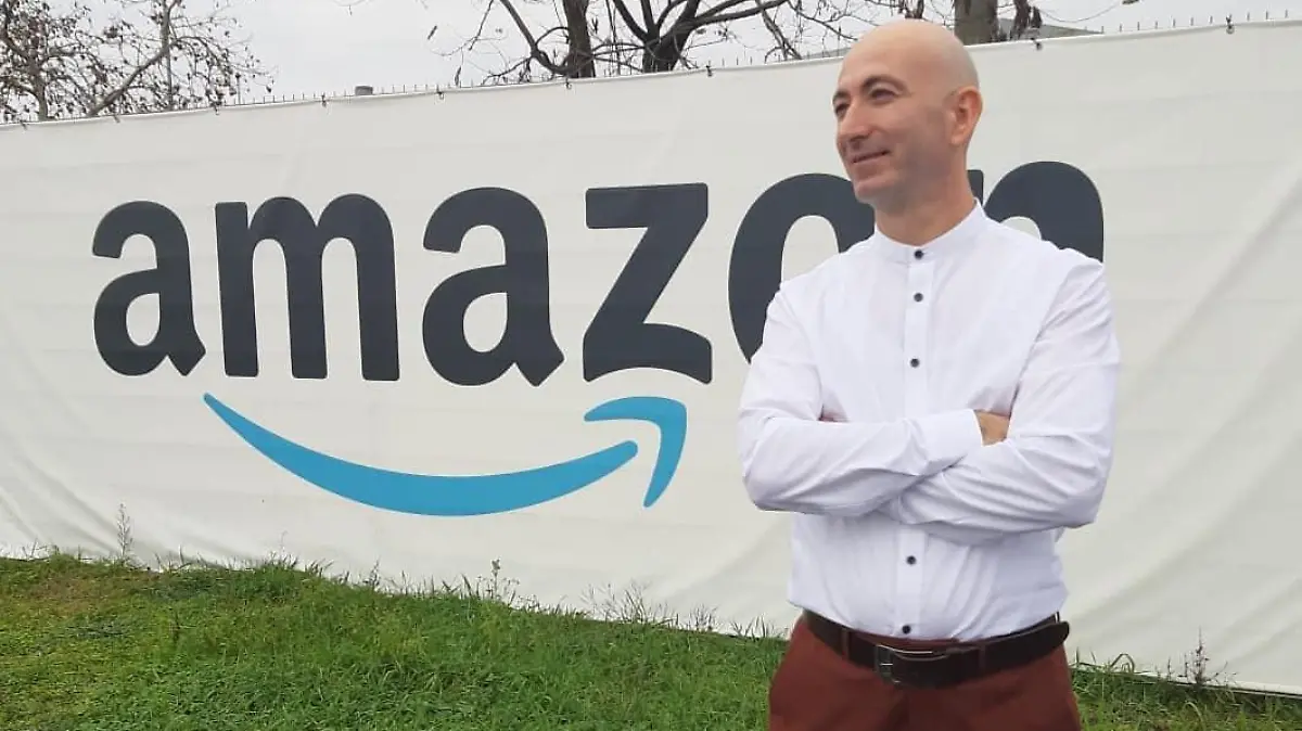 Story from Jam Press (Jeff Bezos Lookalike) 

Pictured: Cagdas living like Jeff Bezos.

Former electrician cashes in by becoming Jeff Bezos doppelgänger

An ex-electrician has ditched his job to become a professional Jeff Bezos lookalike and now lives a lavish lifestyle as an entrepreneur.

Cagdas Halicilar bears an uncanny resemblance to the mega-rich Amazon chairman and now cashes in as a part-time doppelgänger.

The 46-year-old revealed that he is constantly mistaken for the billionaire businessman and has been swarmed with selfie requests from strangers.

Cagdas says he naturally resembles Bezos in both smart and casual wear.

The doppelgänger admits that he regularly shaves his head to look like America’s richest man.

Bezos is the third wealthiest on the planet and is worth £155billion.

But he says the key to getting Bezos' smooth complexion is to apply a generous amount of Nivea face cream daily.

He also confessed that his girlfriend, Barbara is at her wits ends because of the amount of attention Cagdas receives on the street.

Cagdas, of Leimen, Germany, spent the first half of his life training and working as an electrician.

But he soon became miserable working long days on construction sites and dreamed of becoming a successful businessman.

A fed-up Cagdas decided to make the move and worked in logistics before he became self-employed as a self-confessed transport entrepreneur three years ago.

After setting up his own German transport company, CB Transporte, the 46-year-old says his friends joked he would become a billionaire.

According to Cagdas, his pals then showed him a picture of Bezos and highlighted their similarities.

Just a few months later, the billionaire lookalike signed up to the doppelgänger agency.

His favourite gig so far is a guest appearance on the German Netflix mini-series, King of Stonks.

But he has also had smaller experiences on local German TV stations and at events.

After turning his life around, Cagdas says he is 