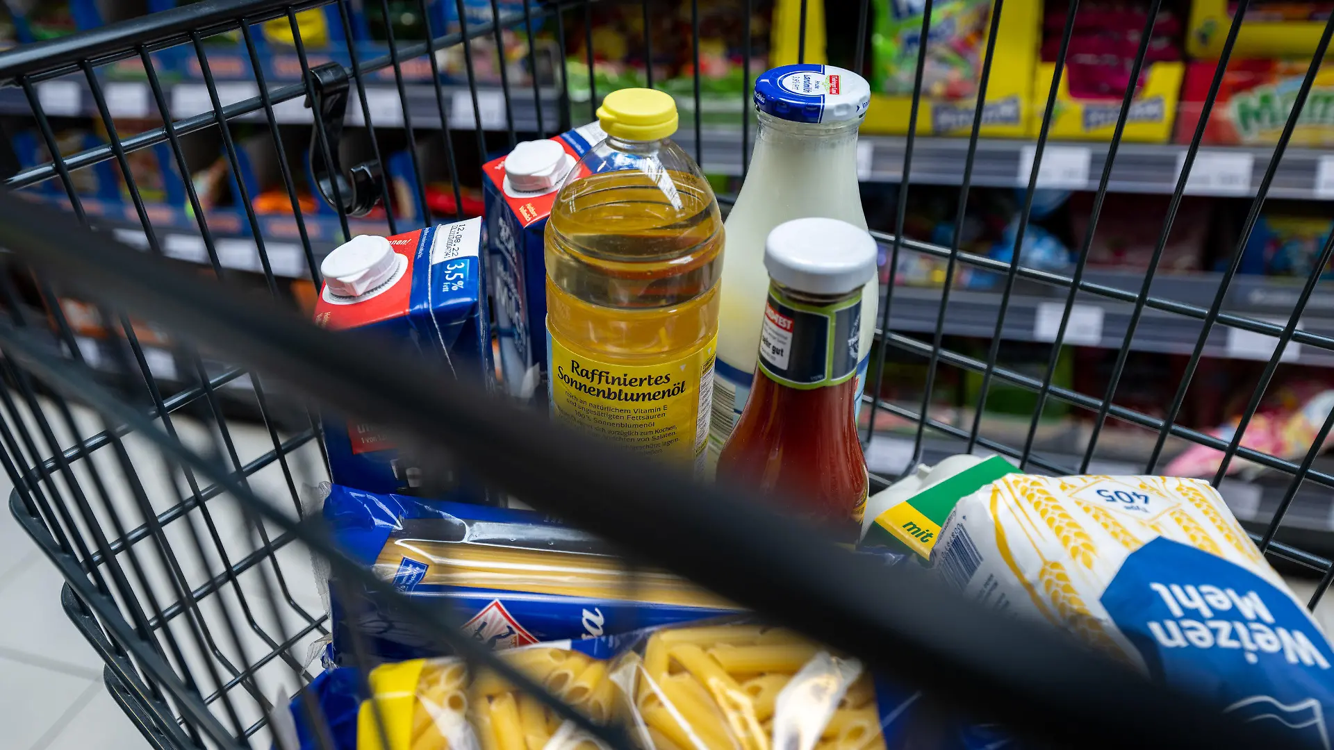 ARCHIV - 02.06.2022, Sachsen, Leipzig: Lebensmittel liegen in einem Einkaufswagen in einem Supermarkt in Leipzig. (zu dpa: "Analyse: Mehr Produkte für eine Stunde Arbeit") Foto: Hendrik Schmidt/dpa +++ dpa-Bildfunk +++