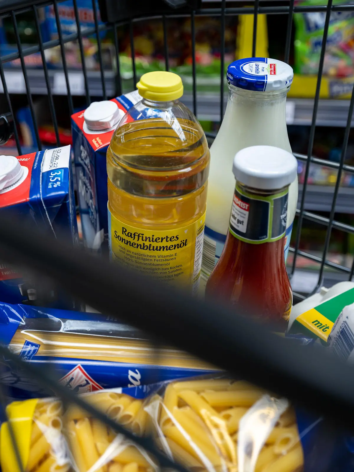 ARCHIV - 02.06.2022, Sachsen, Leipzig: Lebensmittel liegen in einem Einkaufswagen in einem Supermarkt in Leipzig. (zu dpa: "Analyse: Mehr Produkte für eine Stunde Arbeit") Foto: Hendrik Schmidt/dpa +++ dpa-Bildfunk +++