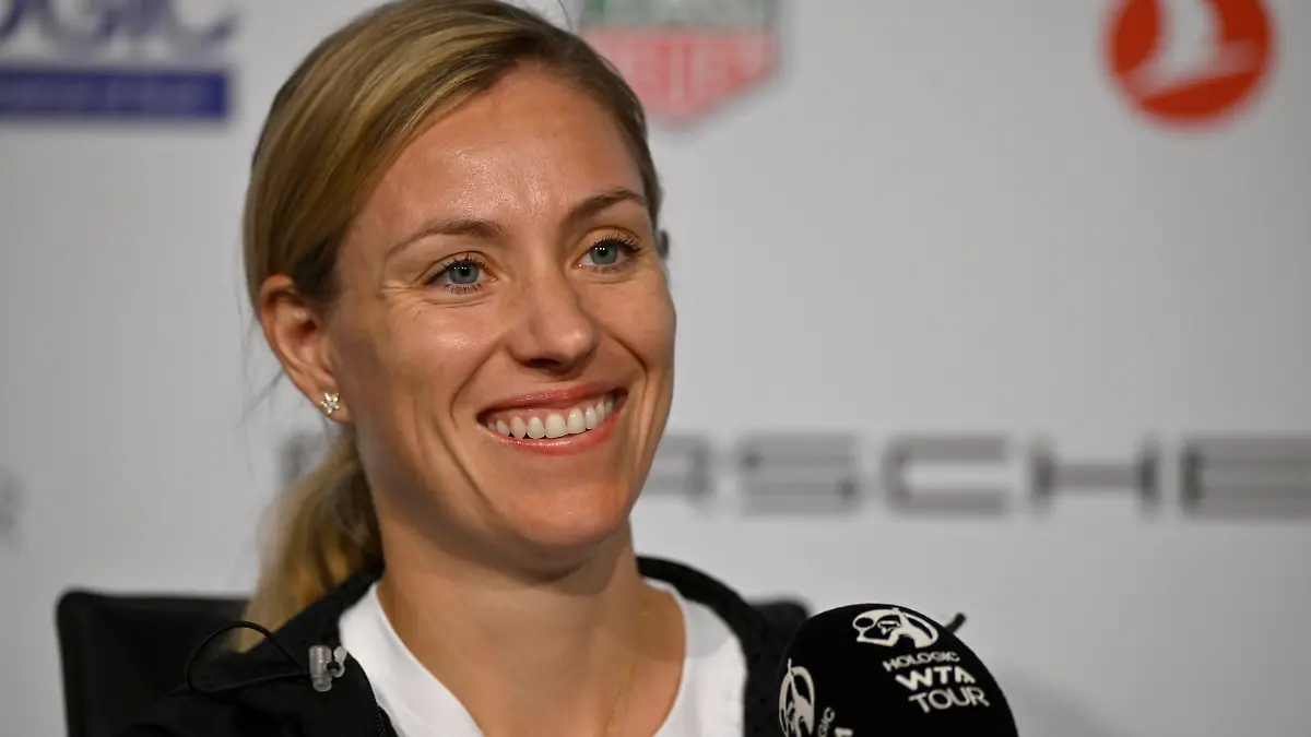 Angelique Kerber GER im Interview Mikrofon Mikro Logo Tennis Damen Porsche-Cup Porsche Tennis Grand Prix GP Stuttgart 2024 Porsche Arena 16.04.2024 DFL REGULATIONS PROHIBIT ANY USE OF PHOTOGRAPHS AS IMAGE SEQUENCES AND/OR QUASI-VIDEO Porsche Tennis Grand Prix GP Stuttgart 2024 *** Angelique Kerber GER in interview Microphone Micro Logo Tennis Ladies Porsche Cup Porsche Tennis Grand Prix GP Stuttgart 2024 Porsche Arena 16 04 2024 DFL REGULATIONS PROHIBIT ANY USE OF PHOTOGRAPHS AS IMAGE SEQUENCES AND OR QUASI VIDEO Porsche Tennis Grand Prix GP Stuttgart 2024