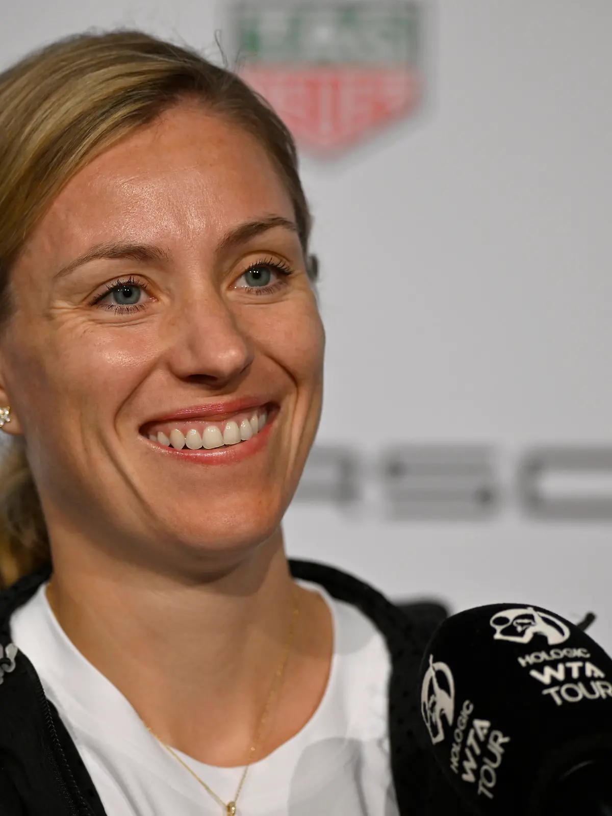 Angelique Kerber GER im Interview Mikrofon Mikro Logo Tennis Damen Porsche-Cup Porsche Tennis Grand Prix GP Stuttgart 2024 Porsche Arena 16.04.2024 DFL REGULATIONS PROHIBIT ANY USE OF PHOTOGRAPHS AS IMAGE SEQUENCES AND/OR QUASI-VIDEO Porsche Tennis Grand Prix GP Stuttgart 2024 *** Angelique Kerber GER in interview Microphone Micro Logo Tennis Ladies Porsche Cup Porsche Tennis Grand Prix GP Stuttgart 2024 Porsche Arena 16 04 2024 DFL REGULATIONS PROHIBIT ANY USE OF PHOTOGRAPHS AS IMAGE SEQUENCES AND OR QUASI VIDEO Porsche Tennis Grand Prix GP Stuttgart 2024