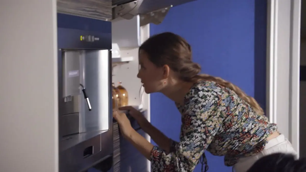 Nathalie sucht in der Villa nach Frank Gieses Bombe AWZ-Folge vom 08.09.22