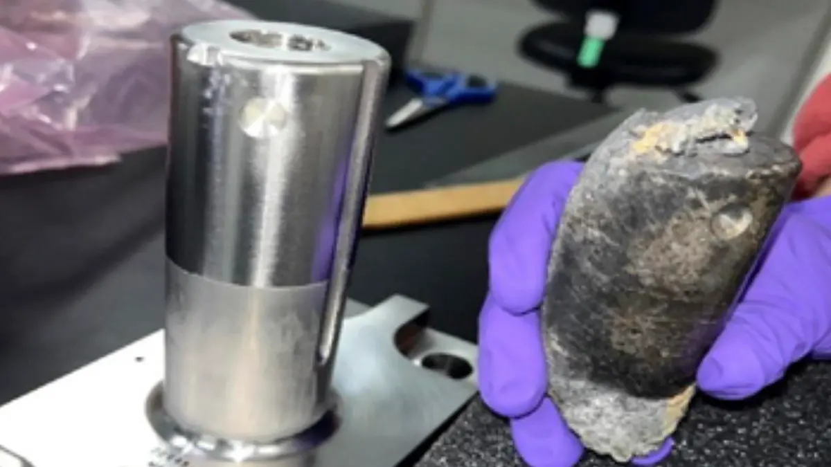 dpatopbilder - 16.04.2024, USA, --: Dieses undatierte Foto, das von der Nasa zur Verfügung gestellt wurde, zeigt ein geborgenes Stück Weltraumschrott, das von der Internationalen Raumstation kam. Das zylindrische Objekt, das am 8. März 2024 in ein Haus in Naples, Florida, einschlug, wurde anschließend zur Analyse ins Kennedy Space Center in Cape Canaveral, Florida, gebracht. Foto: -/Nasa/dpa - ACHTUNG: Nur zur redaktionellen Verwendung und nur mit vollständiger Nennung des vorstehenden Credits +++ dpa-Bildfunk +++