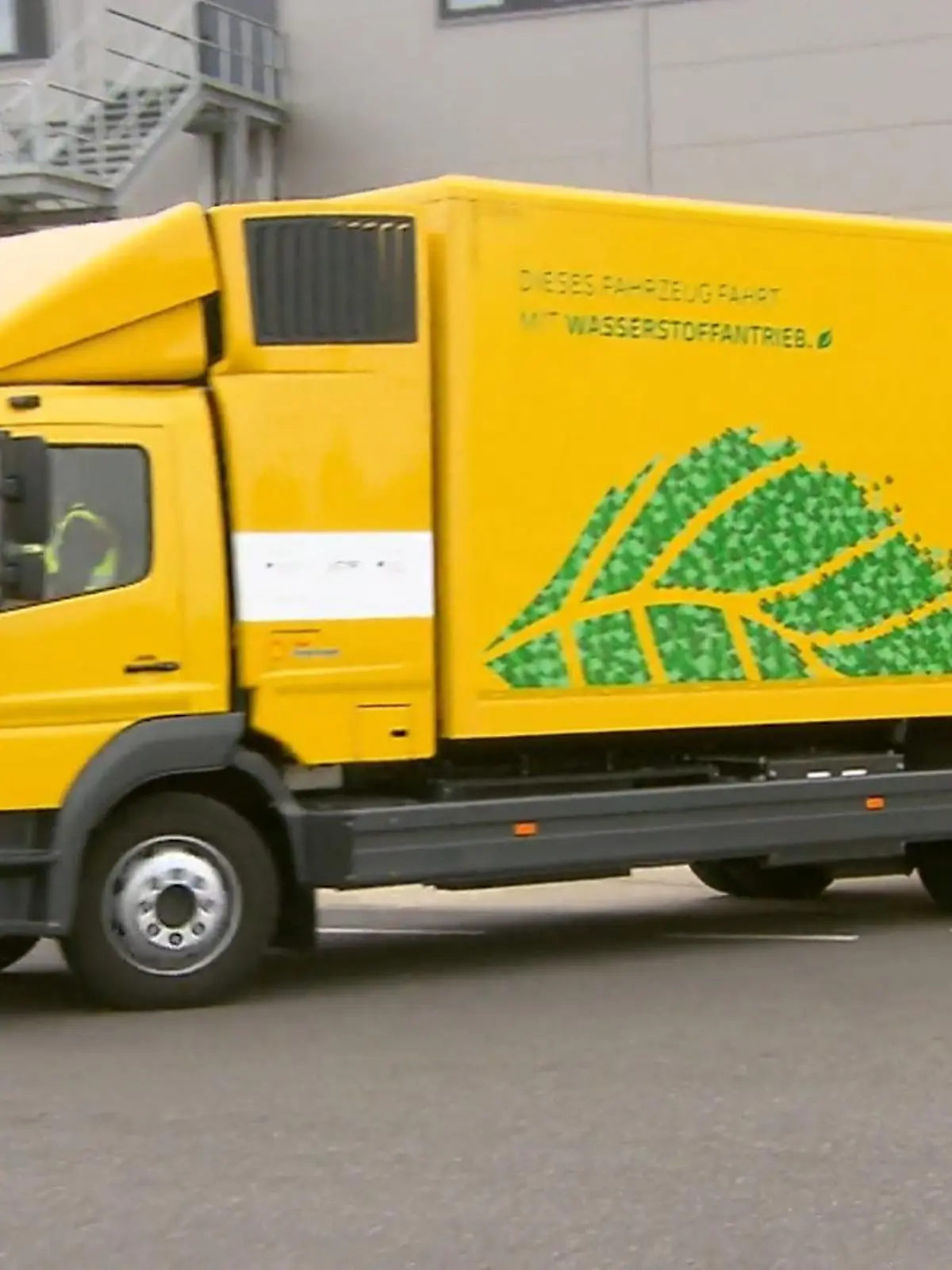 Bild zu: "DHL testet Wasserstoff-Trucks"