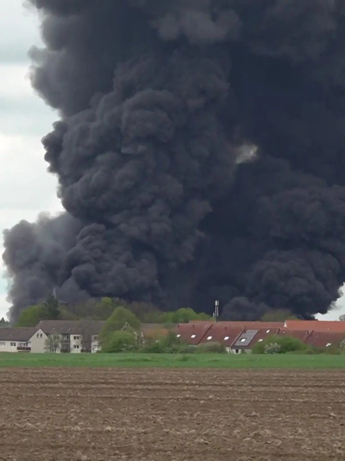 Der Brand hat eine massive Rauchsäule hervorgebracht.