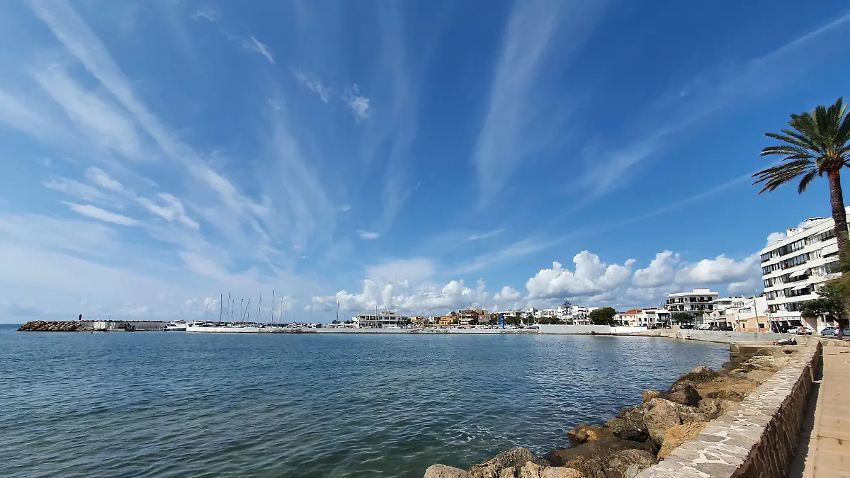 Themenfoto: Corona, Urlaub, Mallorca, 22.09.2020 Die Bucht der Playa de Palma Mallorco mit dramatischen Wolken, Themenfoto: Corona, Urlaub, Mallorca - Jogi/Eibner-Pressefoto *** Theme photo Corona, vacation, Mallorca, 22 09 2020 The bay of the Playa de Palma Mallorco with dramatic clouds, Theme photo Corona, vacation, Mallorca Jogi Eibner Press photo Copyright: xAugstx/xEibner-Pressefotox EP_jat