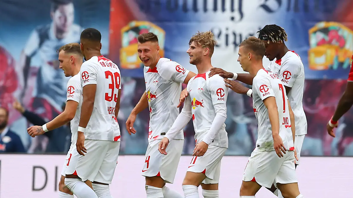RB Leipzig - 1.FC Koeln / 13.08.2022 Leipzig, 13.08.2022, Red Bull Arena, Fussball, Bundesliga, 2. Spieltag , RB Leipzig vs. 1.FC Köln 2:2 1:1 , Leipzig, 13.08.2022, Red Bull Arena, Fussball, Bundesliga, 2. Spieltag , RB Leipzig vs. 1.FC Köln 2:2 1:1 , Tor für Leipzig. Im Bild: Torjubel. Torschütze Timo Werner mi., 11, RB Leipzig hat zum 1:0 getroffen. V.l.: David Raum, Benjamin Henrichs, Willi Orban, Timo Werner, Dani Olmo und Mohamed Simakan , *** RB Leipzig 1 FC Koeln 13 08 2022 Leipzig, 13 08 2022, Red Bull Arena, Football, Bundesliga, 2 match day , RB Leipzig vs 1 FC Köln 2 2 1 1 , Leipzig, 13 08 2022, Red Bull Arena, Football, Bundesliga, 2 match day , RB Leipzig vs 1 FC Köln 2 2 1 1 , goal for Leipzig In the picture goal celebration scorer Timo Werner mi , 11, RB Leipzig has scored to 1 0 V l David Raum, Benjamin Henrichs, Willi Orban, Timo Werner, Dani Olmo and Mohamed Simakan , 