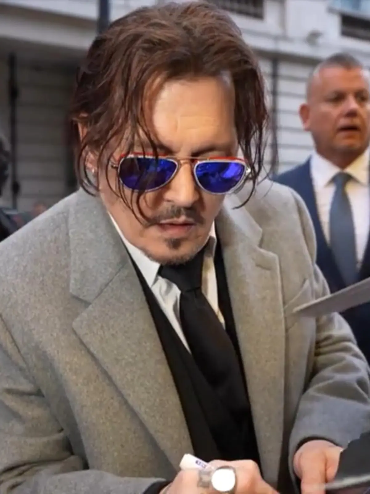Bild zu: "Johnny Depp feiert Premiere - aber alle achten nur DARAUF!"