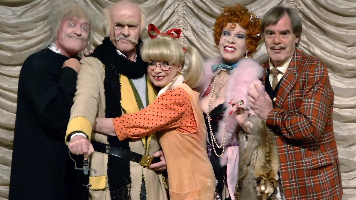 ARCHIV - 24.05.2005, Hamburg: Peer Augustinski (l-r) als Bestatter, Wichart von Roell als Opa Klimbim, Ingrid Steeger als Gabi von Klimbim, Elisabeth Volkmann als Jolante von Scheußlich und Horst Jüssen als Adolar von Scheußlich stehen bei der Fotoprobe im Ernst Deutsch Theater auf der Bühne. Wichart von Roëll ist nun gestorben. (zu dpa: ««Klimbim»-Star Wichart von Roëll gestorben») Foto: Patrick Lux/dpa +++ dpa-Bildfunk +++