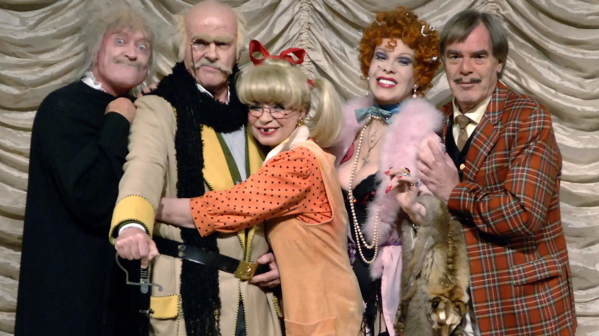 ARCHIV - 24.05.2005, Hamburg: Peer Augustinski (l-r) als Bestatter, Wichart von Roell als Opa Klimbim, Ingrid Steeger als Gabi von Klimbim, Elisabeth Volkmann als Jolante von Scheußlich und Horst Jüssen als Adolar von Scheußlich stehen bei der Fotoprobe im Ernst Deutsch Theater auf der Bühne. Wichart von Roëll ist nun gestorben. (zu dpa: ««Klimbim»-Star Wichart von Roëll gestorben») Foto: Patrick Lux/dpa +++ dpa-Bildfunk +++