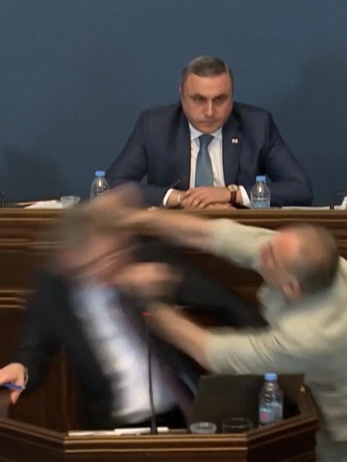 Statt Wortgefechte gab es zwischen oppositionellen Abgebordneten im georgischen Parlament nun einen wahren SCHLAGabtausch. Denn statt Diskussion gab's ne Tracht Prügel. Zu dem Vorfall kam es, als der Vorsitzende der Regierungsfraktion eine umstrittene Rede gehalten hat.