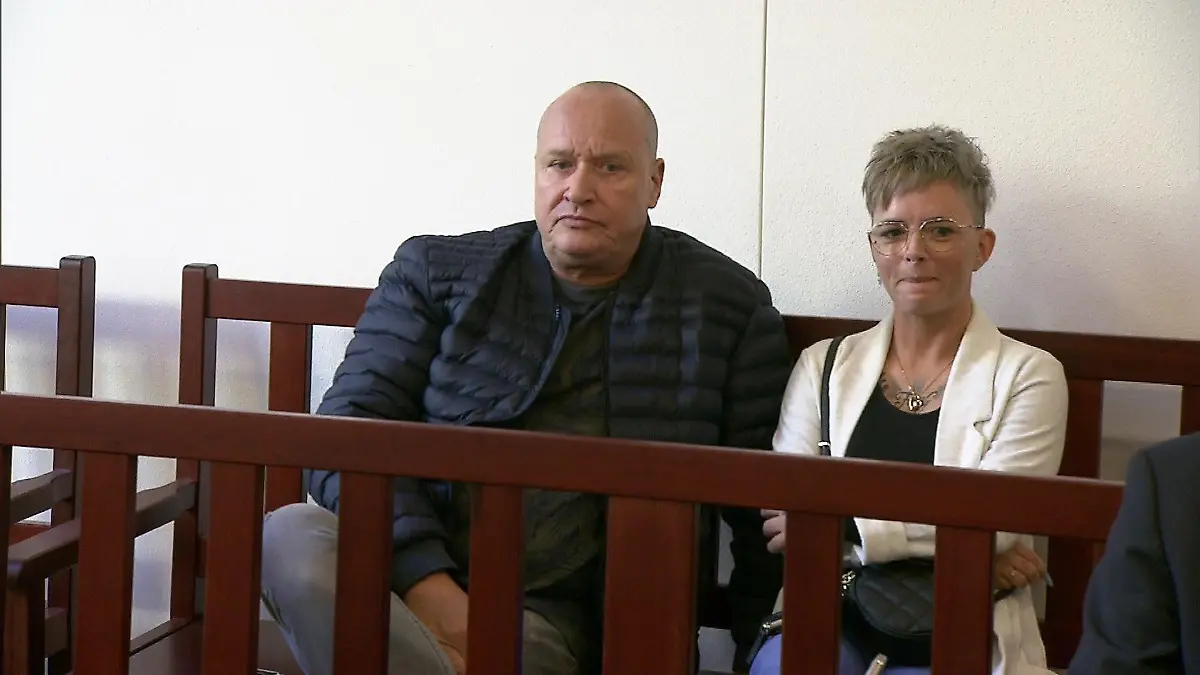 Müller-Ex Mike Blümer und seine neue Freundin Katharina Kahmann tauchten überraschend bei der Verhandlung auf.