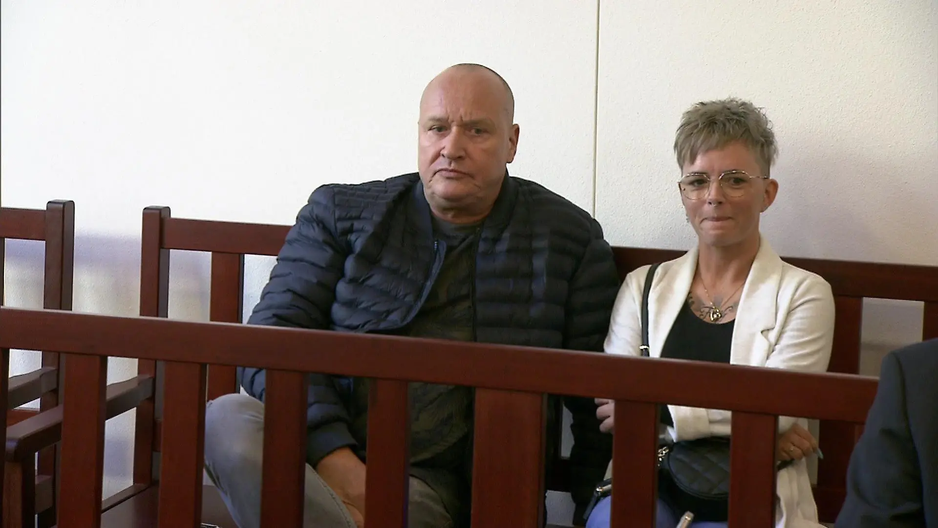 Müller-Ex Mike Blümer und seine neue Freundin Katharina Kahmann tauchten überraschend bei der Verhandlung auf.