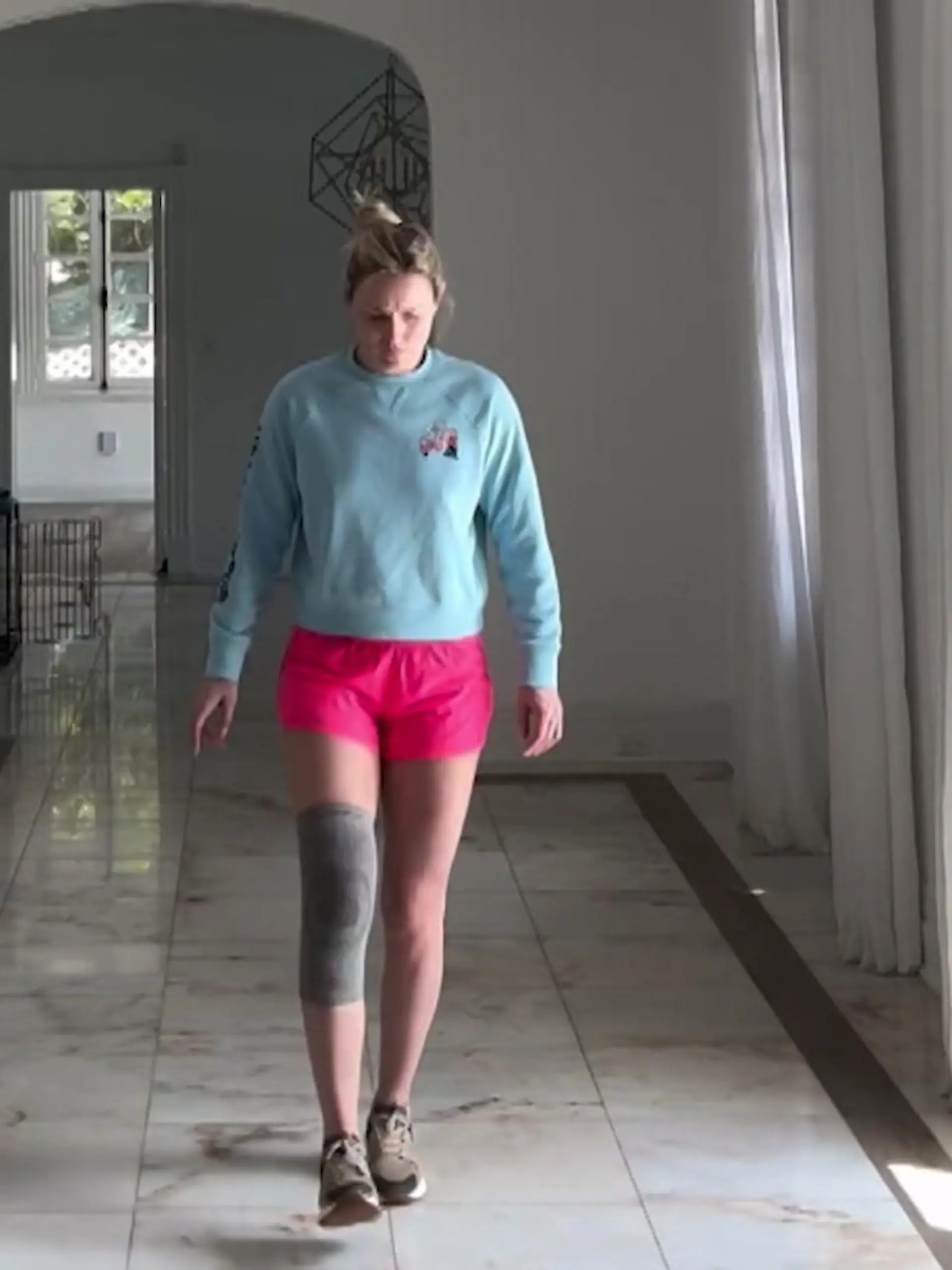 Die ehemalige Skifahrerin Lindsey Vonn hat sich vor wenigen Tagen ein neues Knie einsetzen letzten. Jetzt meldet sie sich mit ihren ersten Schritten nach der OP bei ihren Fans.