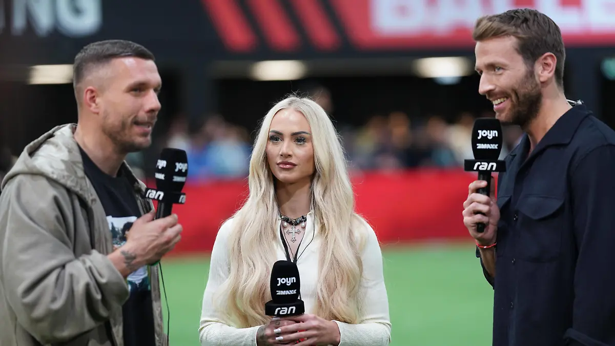 Lukas Podolski li., Alisha Lehmann mi. und Moderator Christian Düren re. im Gespräch bei Pro 7 Maxx, Joyn. 18.03.2024, Fussball, Baller League, GER, Köln, Motorworld World Köln *** Lukas Podolski left , Alisha Lehmann mi and presenter Christian Düren right in conversation at Pro 7 Maxx, Joyn 18 03 2024, Football, Baller League, GER, Cologne, Motorworld World Köln Copyright: HMBxMedia/xMarcoxBader