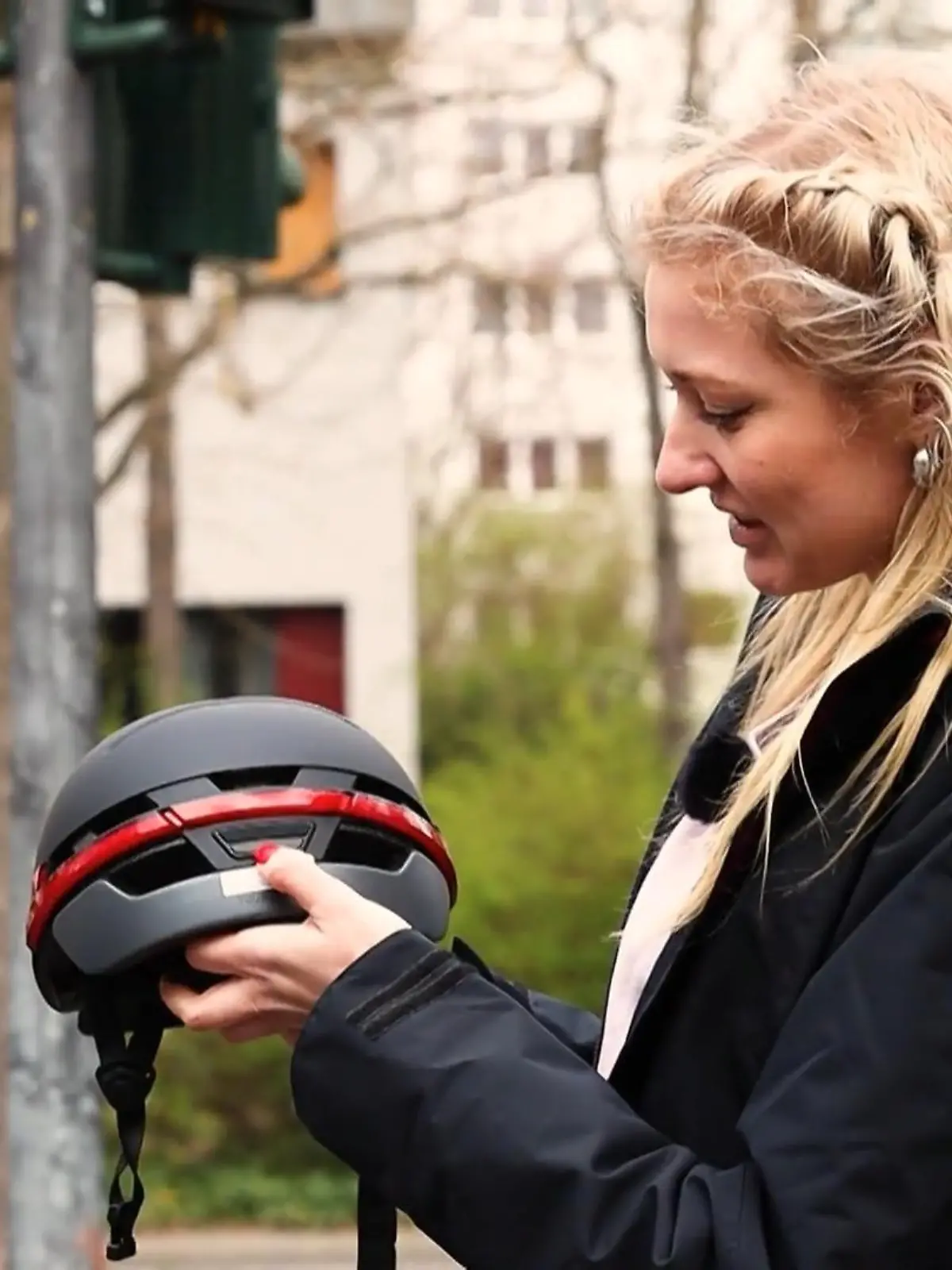 Das Fahrrad aufpumpen und dabei nicht ins Schwitzen kommen? Das geht jetzt mit der elektrischen Pumpe. Wie jedes Jahr im Frühling haben sich die Hersteller wieder ein paar praktische Zubehörteile ausgedacht. Und wir gucken jetzt mal, welche davon SIE haben müssen.