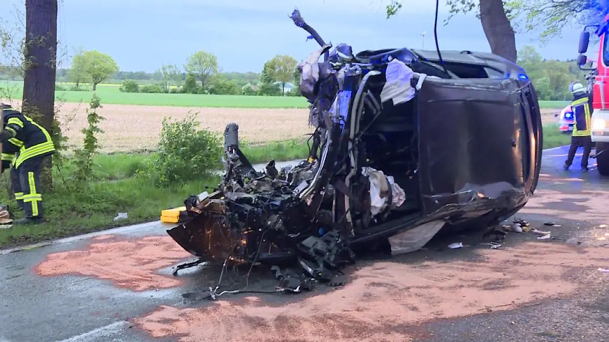 Lamborghini-Fahrer rast gegen zwei Bäume