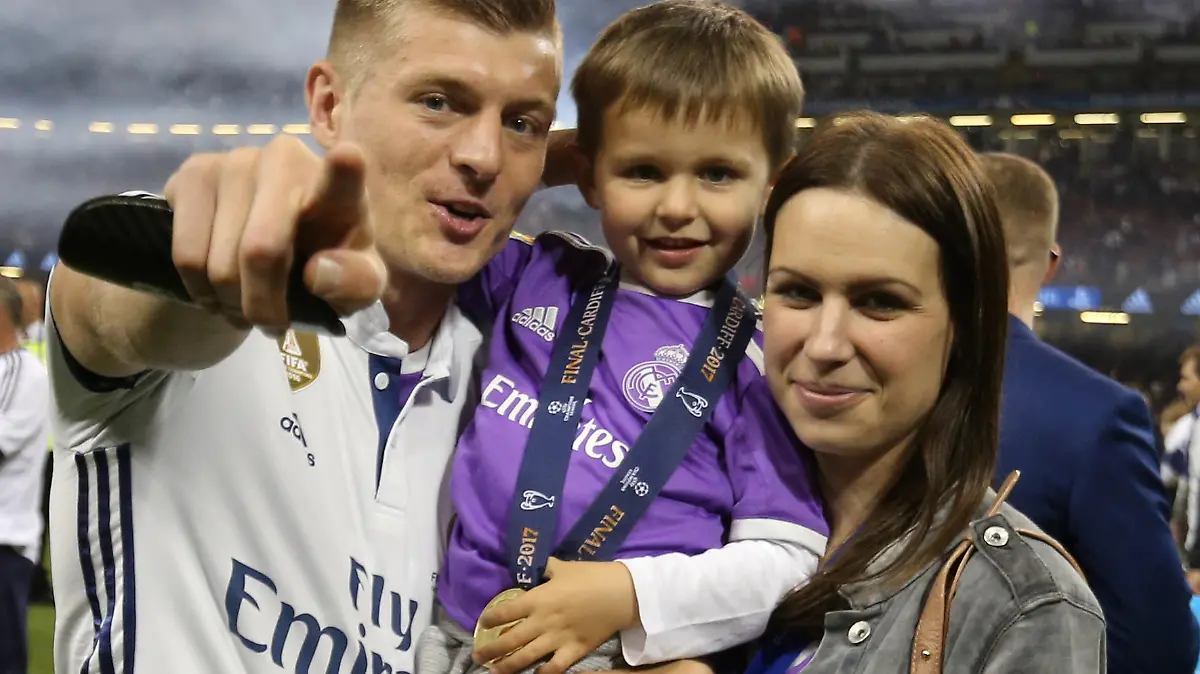 Toni Kroos ( Real Madrid ) mit Frau Jessica und Sohn Leon Real Madrid ist Championsleague Gewinner 2017 Juventus Turin vs Real Madrid 1:4 Fußball Uefa Championsleague Finale 3. 6. 2017 Cardiff Wales Copyright by : sampics Photographie