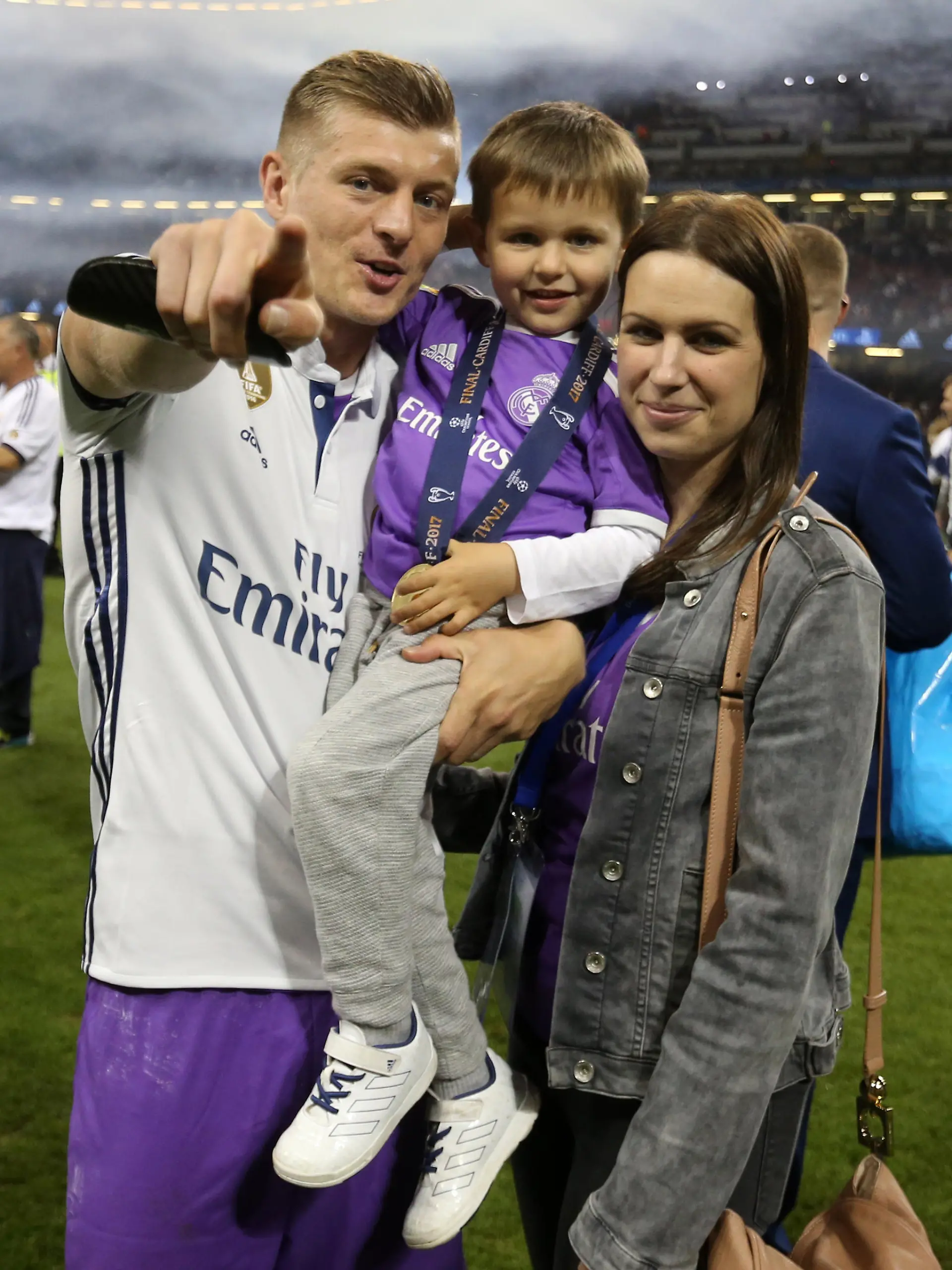 Toni Kroos ( Real Madrid ) mit Frau Jessica und Sohn Leon Real Madrid ist Championsleague Gewinner 2017 Juventus Turin vs Real Madrid 1:4 Fußball Uefa Championsleague Finale 3. 6. 2017 Cardiff Wales Copyright by : sampics Photographie
