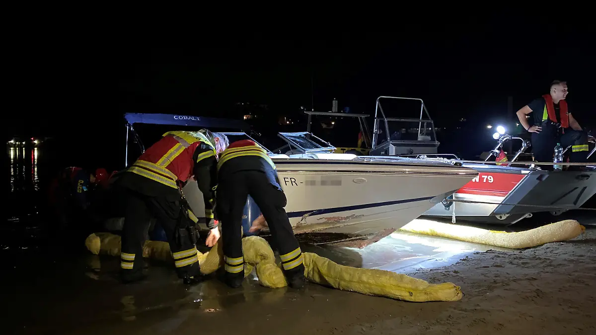 HANDOUT - 25.08.2022, Schweiz, Rheinfelden: Feuerleute untersuchen das havarierte Boot. Eine 33-jährige Frau aus Deutschland ist bei einem Bootsunfall auf dem Rhein ums Leben gekommen. Wie die Schweizer Polizei am 26.08.2022 berichtete, krachte das Sportboot am Vorabend bei Rheinfelden gegen eine Mauer. Die vier Insassen, die alle in Deutschland lebten, seien ins Wasser gefallen, hieß es. Die Feuerwehren der Schweizer Grenzstadt Rheinfelden und der baden-württembergischen Nachbarstadt Rheinfelden suchten mit anderen Rettungseinheiten in der Dunkelheit nach den Opfern. Die 33-Jährige war bei ihrer Bergung nicht mehr ansprechbar und konnte nicht mehr wiederbelebt werden. Foto: Kantonspolizei Aargau/dpa - ACHTUNG: Nur zur redaktionellen Verwendung im Zusammenhang mit der aktuellen Berichterstattung und nur mit vollständiger Nennung des vorstehenden Credits +++ dpa-Bildfunk +++