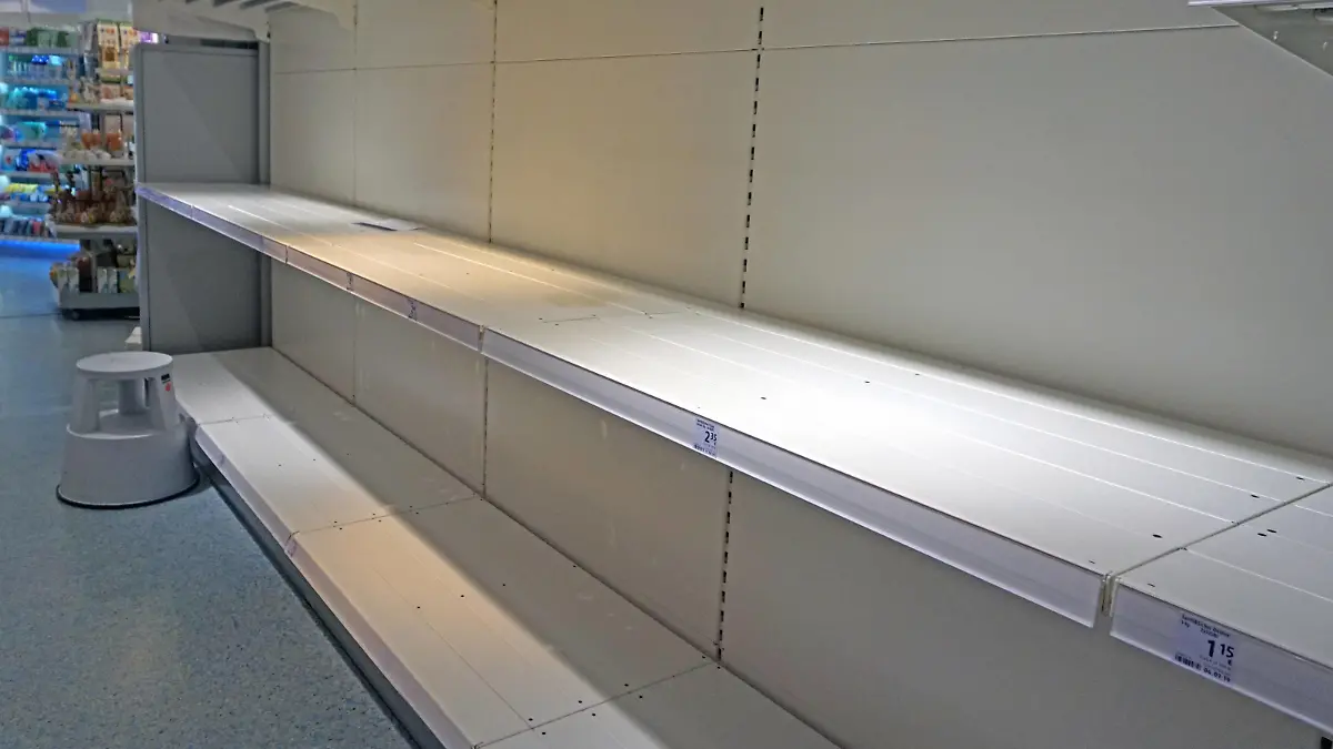 Angst vor dem Coronavirus Jeder Supermarkt und jede Drogerie, egal von welchem Unternehmen wird durch Hamsterkäufe geplündert. Essen Nordrhein-Westfalen Deutschland *** Fear of the coronavirus Every supermarket and drugstore, no matter which company is plundered by hamster purchases Essen North Rhine-Westphalia Germany