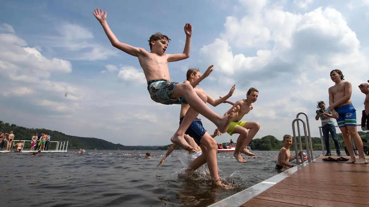 Ben, Micha, Luca und Luca springen am 23.05.2017 von einem neuen Steg in den Baldeneysee in Essen (Nordrhein-Westfalen). Experten überprüfen regelmäßig die Sauberkeit von Badestellen. ACHTUNG: Dieses Bild hat dpa auch im Bildfunk gesendet. Foto: Bernd Thissen/dpa +++(c) dpa - Nachrichten für Kinder+++