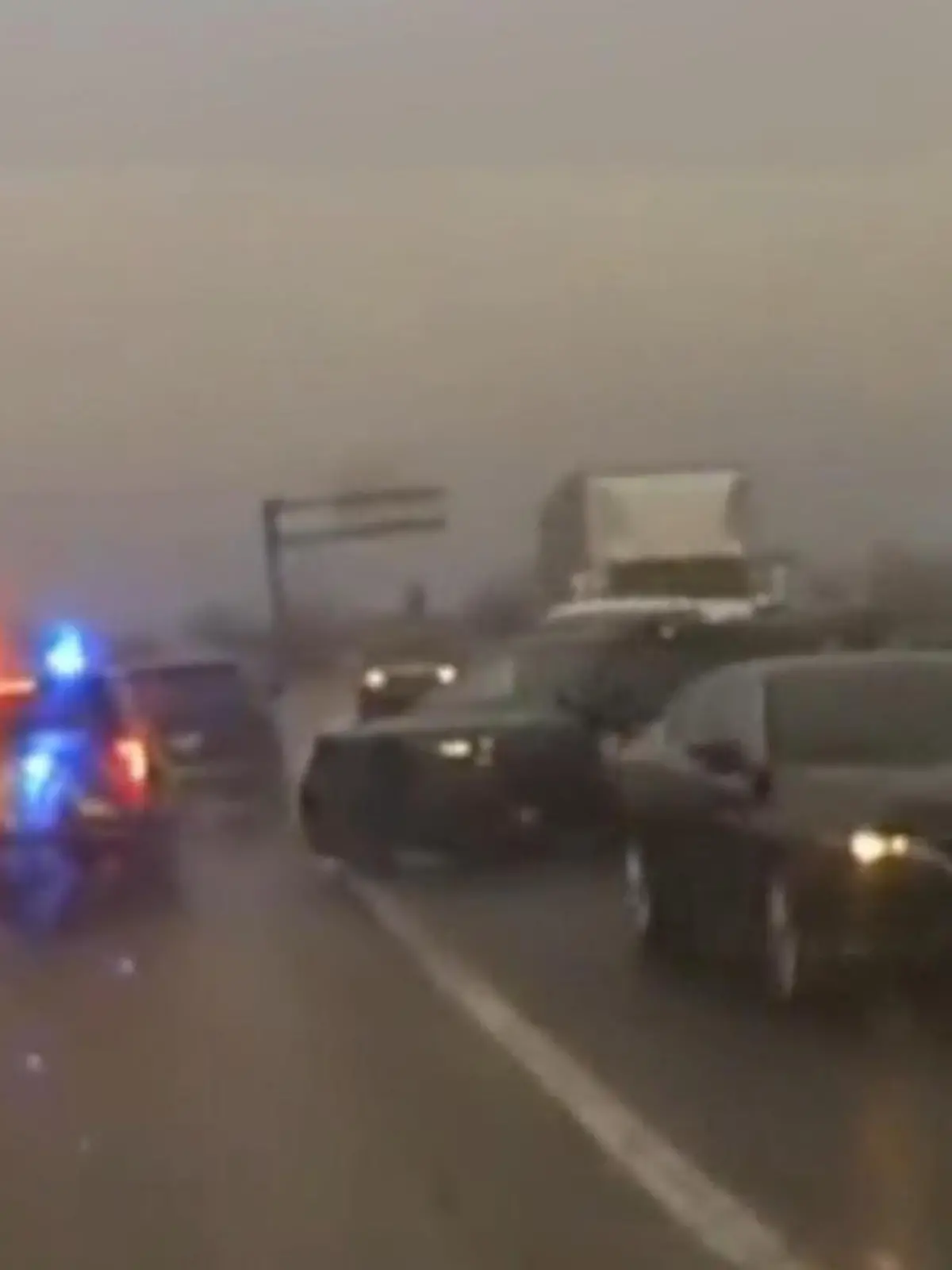 Als die Polizei einen gestohlenen SUV bemerkt, wissen sie noch nicht, was da gleich auf sie zukommt. Denn statt anzuhalten, rast der Autofahrer im US-Bundesstaat Michigan los und überfährt mehrere rote Ampeln. Dann fährt der Flüchtige plötzlich auf die entgegengesetzte Fahrspur in den Gegenverkehr. Das Schockierende: Mit im Fluchtauto sitzen zwei Kinder, ein Baby und ein dreijähriges Kleinkind. Wie die wilde Verfolgungsjagd ausgeht, seht ihr im Video.